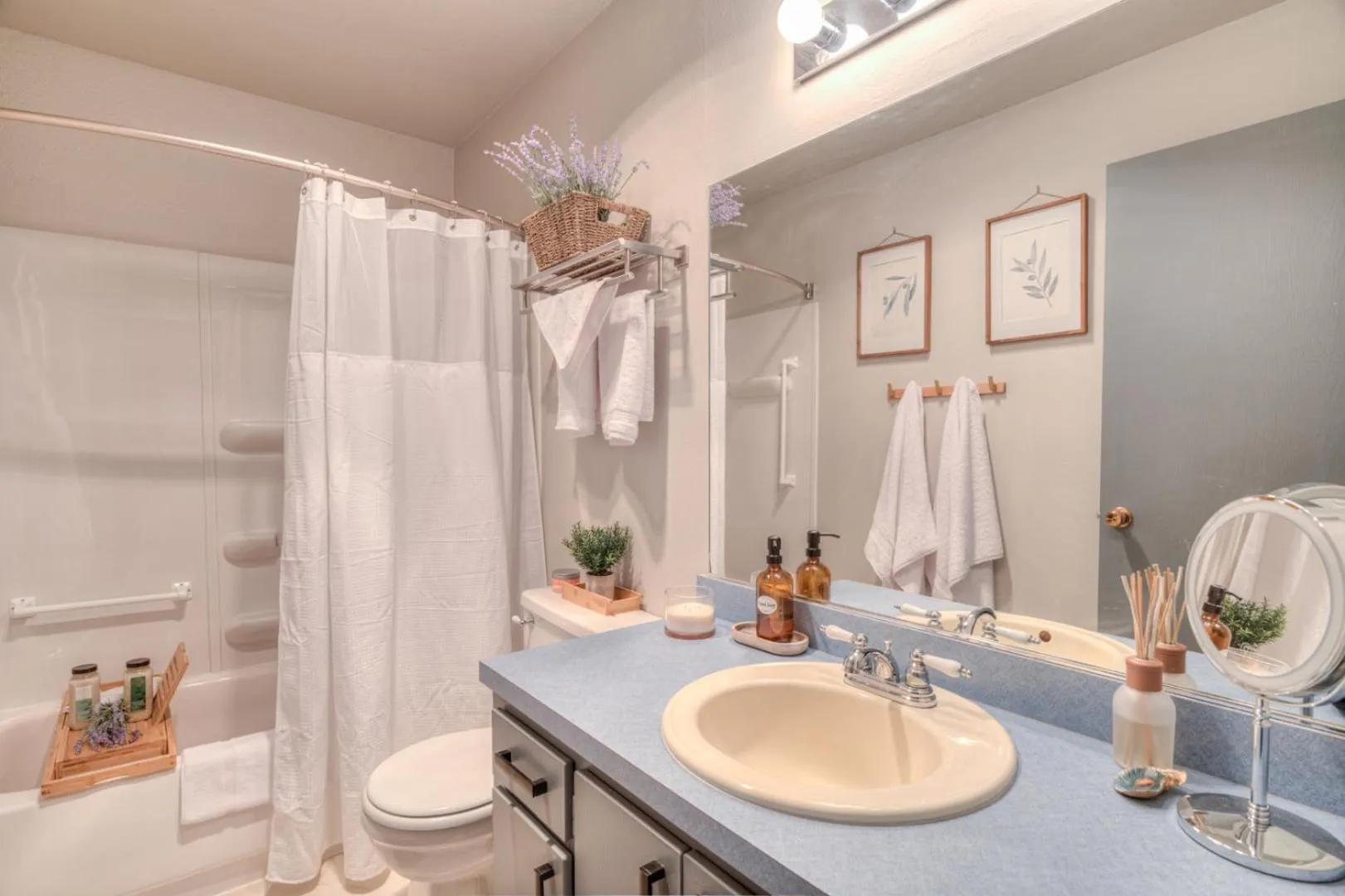 Shower in Surftides Plaza Rentals