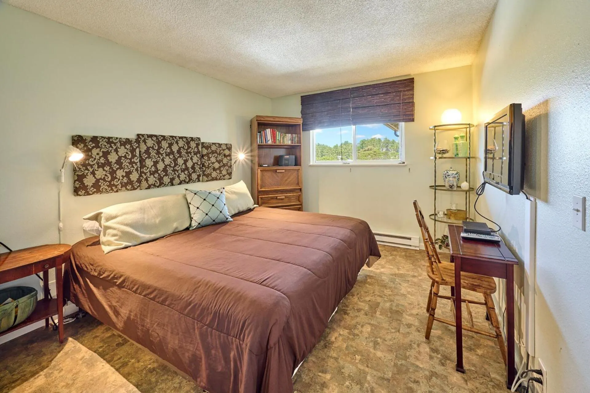 Bed in Surftides Plaza Rentals