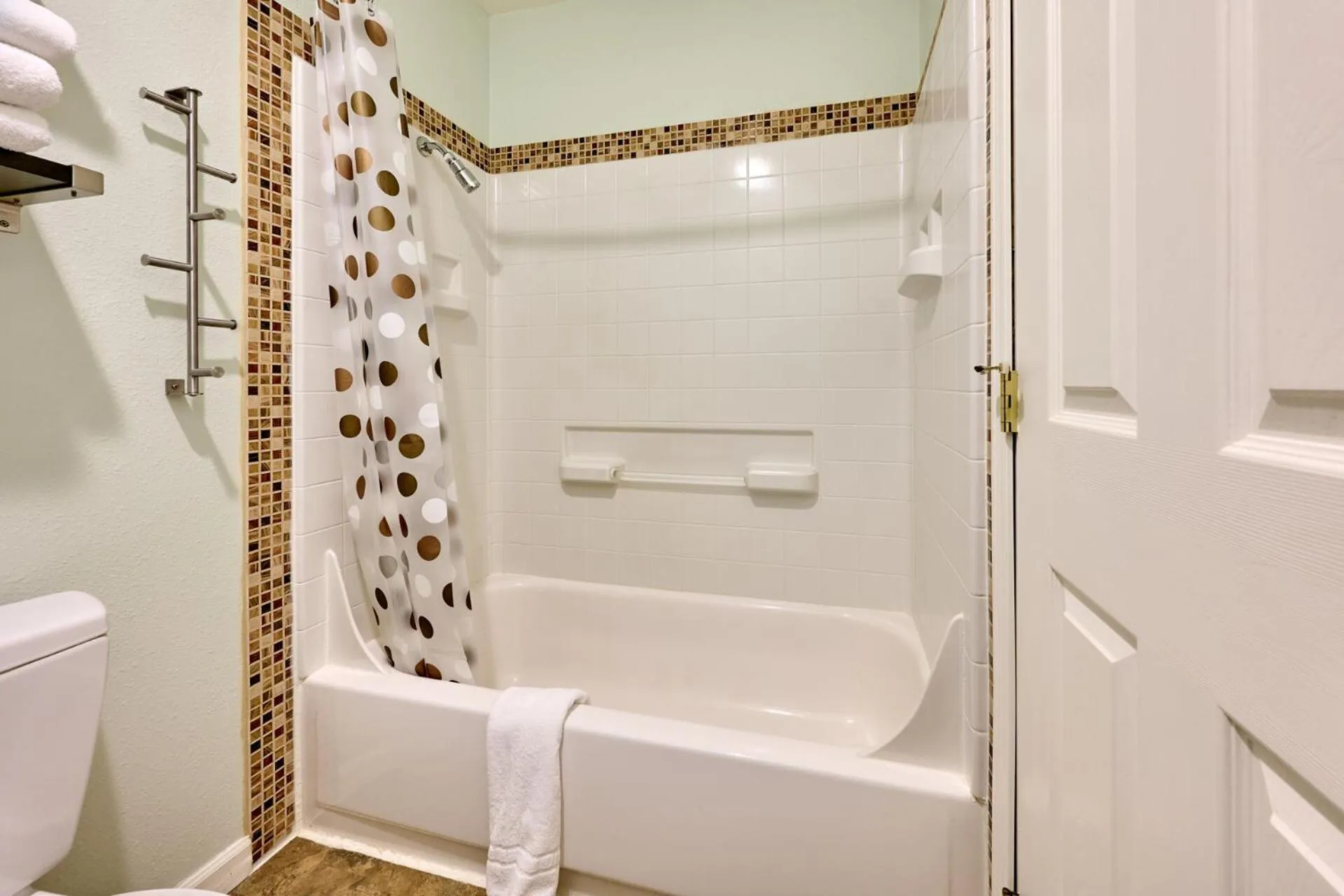 Shower in Surftides Plaza Rentals