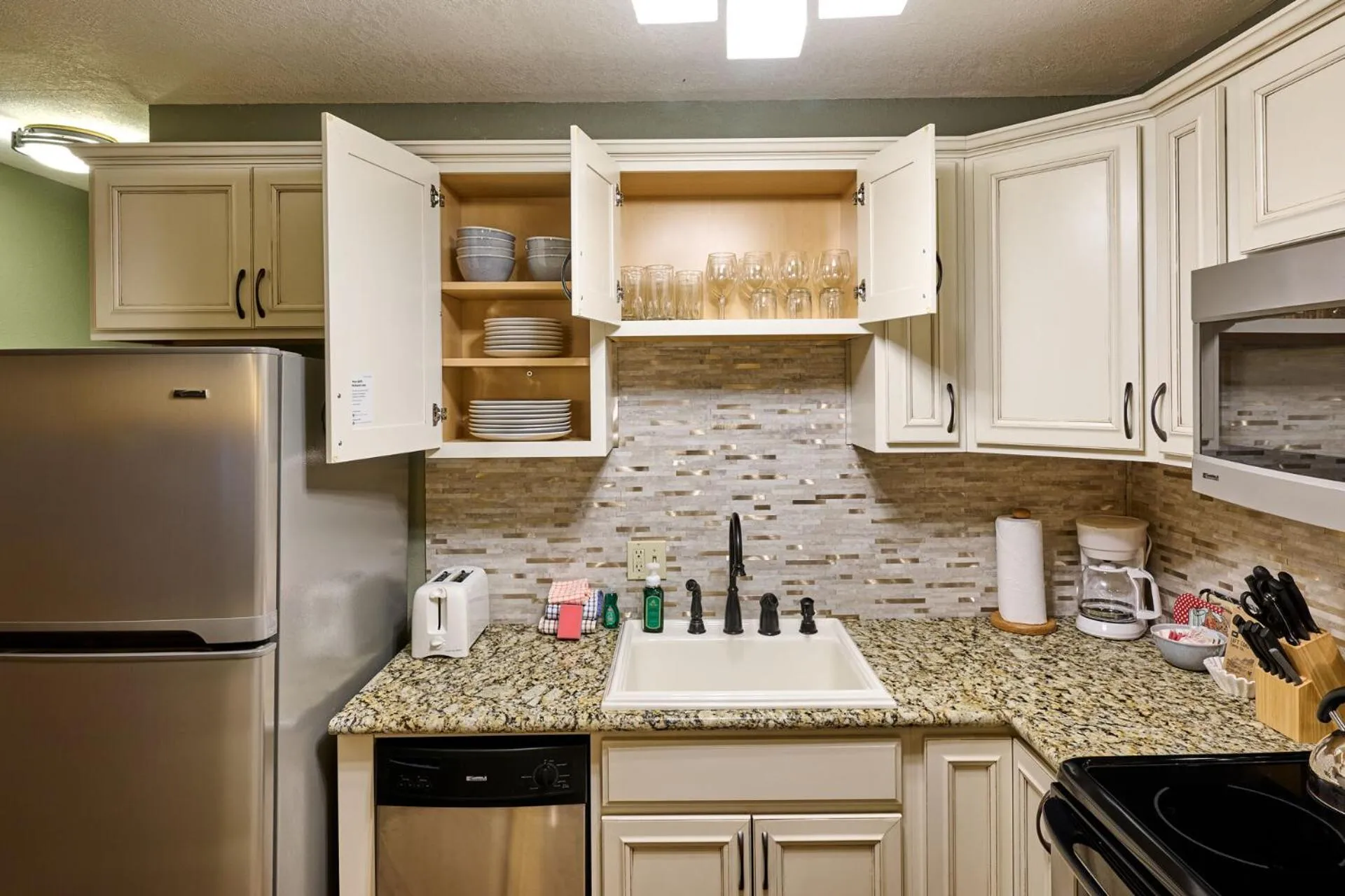 Kitchen or kitchenette in Surftides Plaza Rentals