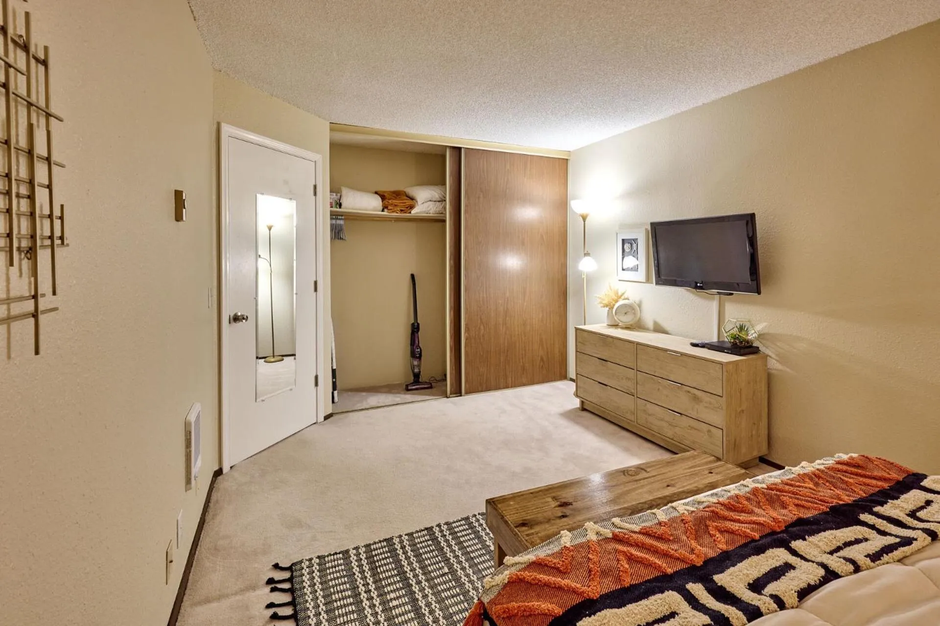 Bed in Surftides Plaza Rentals