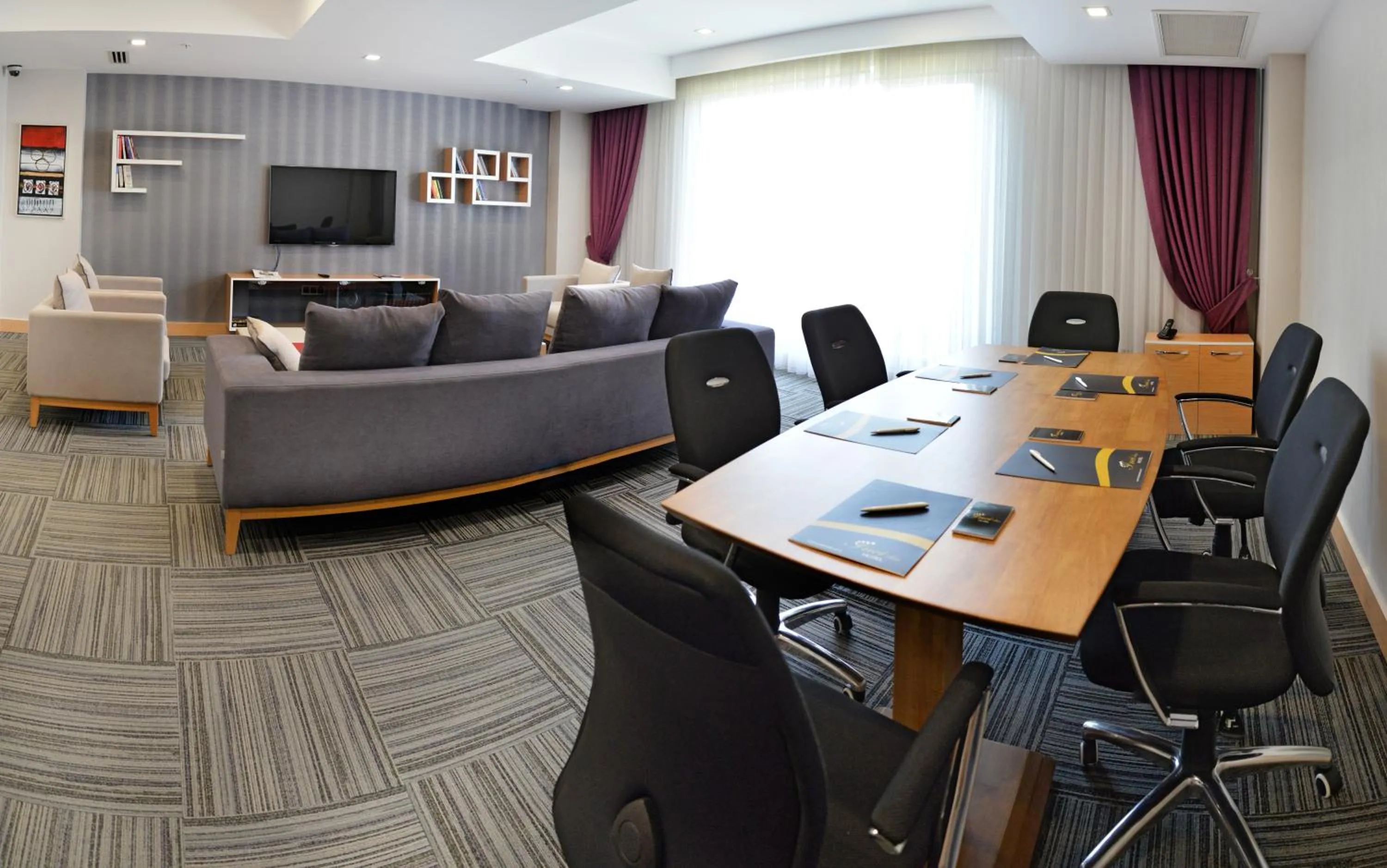 Communal lounge/ TV room in Inci Class Hotel