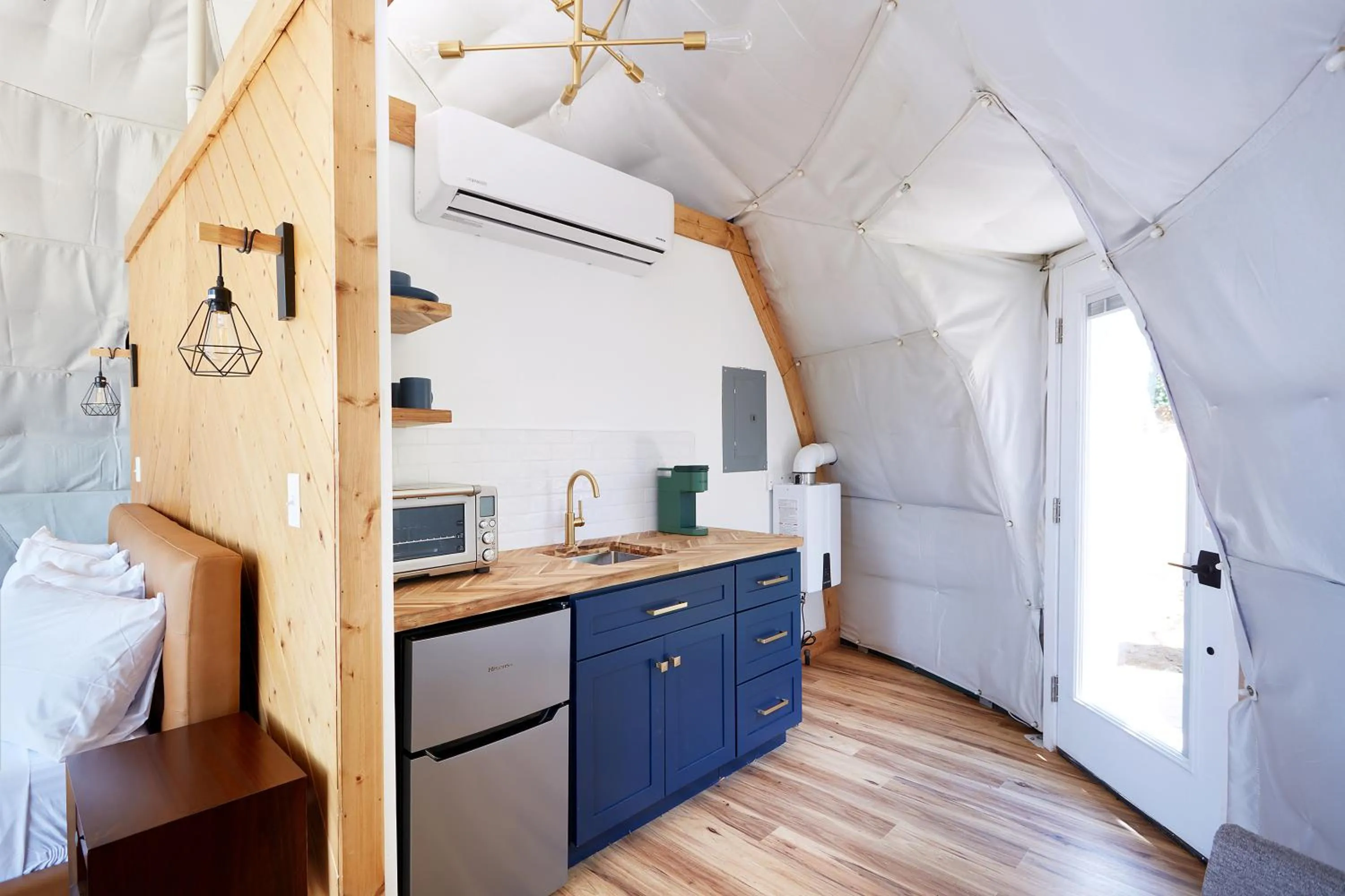 Kitchen or kitchenette, Bed in The Glamping Collective
