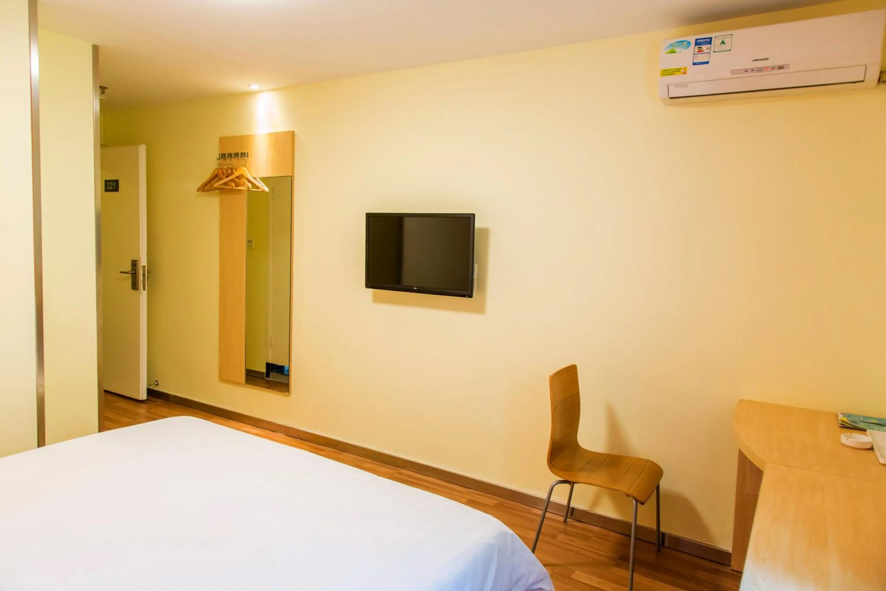 Decorative detail, TV/Entertainment Center in 7Days Inn Guangzhou Kecun Metro 2nd Branch