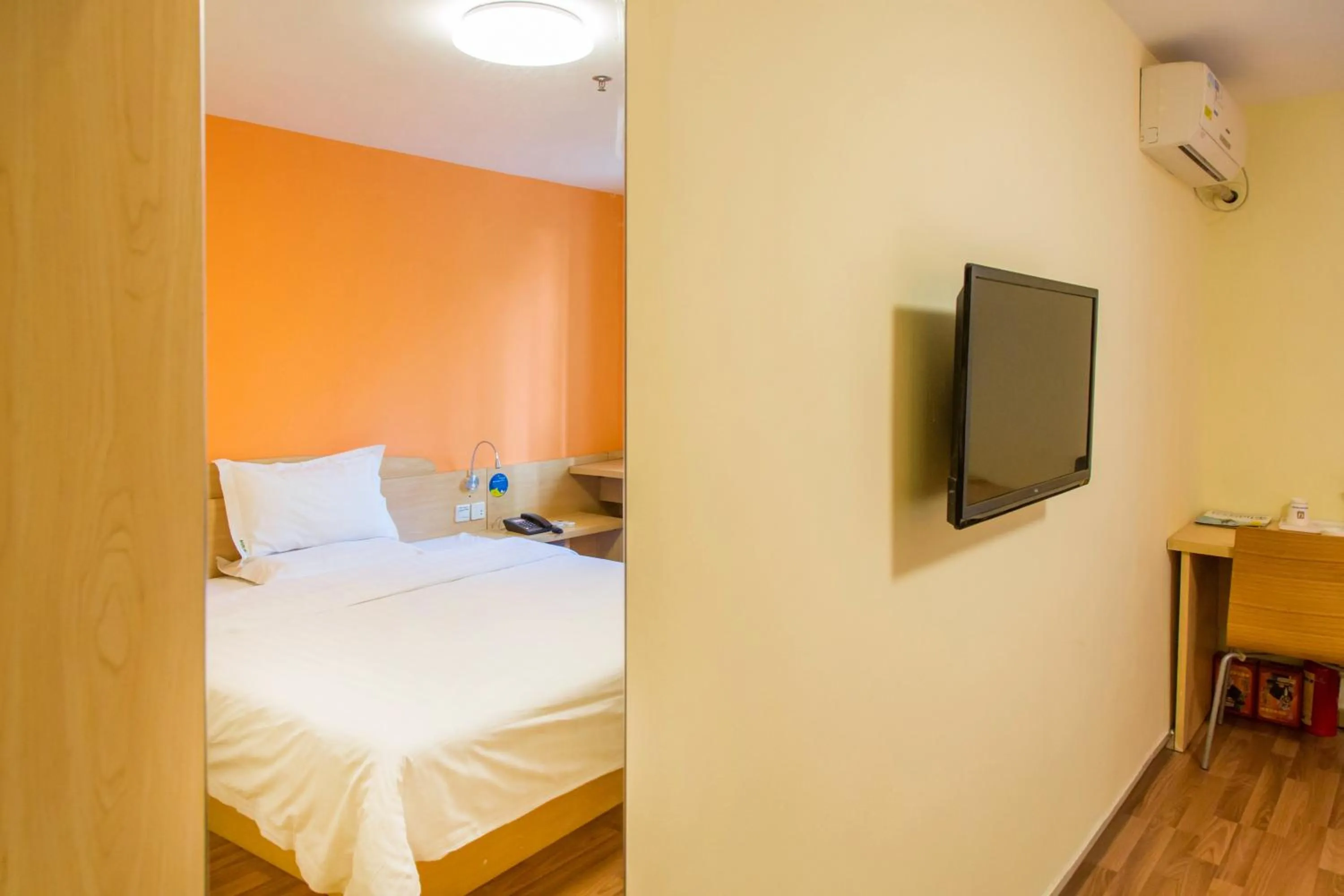 Decorative detail, TV/Entertainment Center in 7Days Inn Guangzhou Kecun Metro 2nd Branch