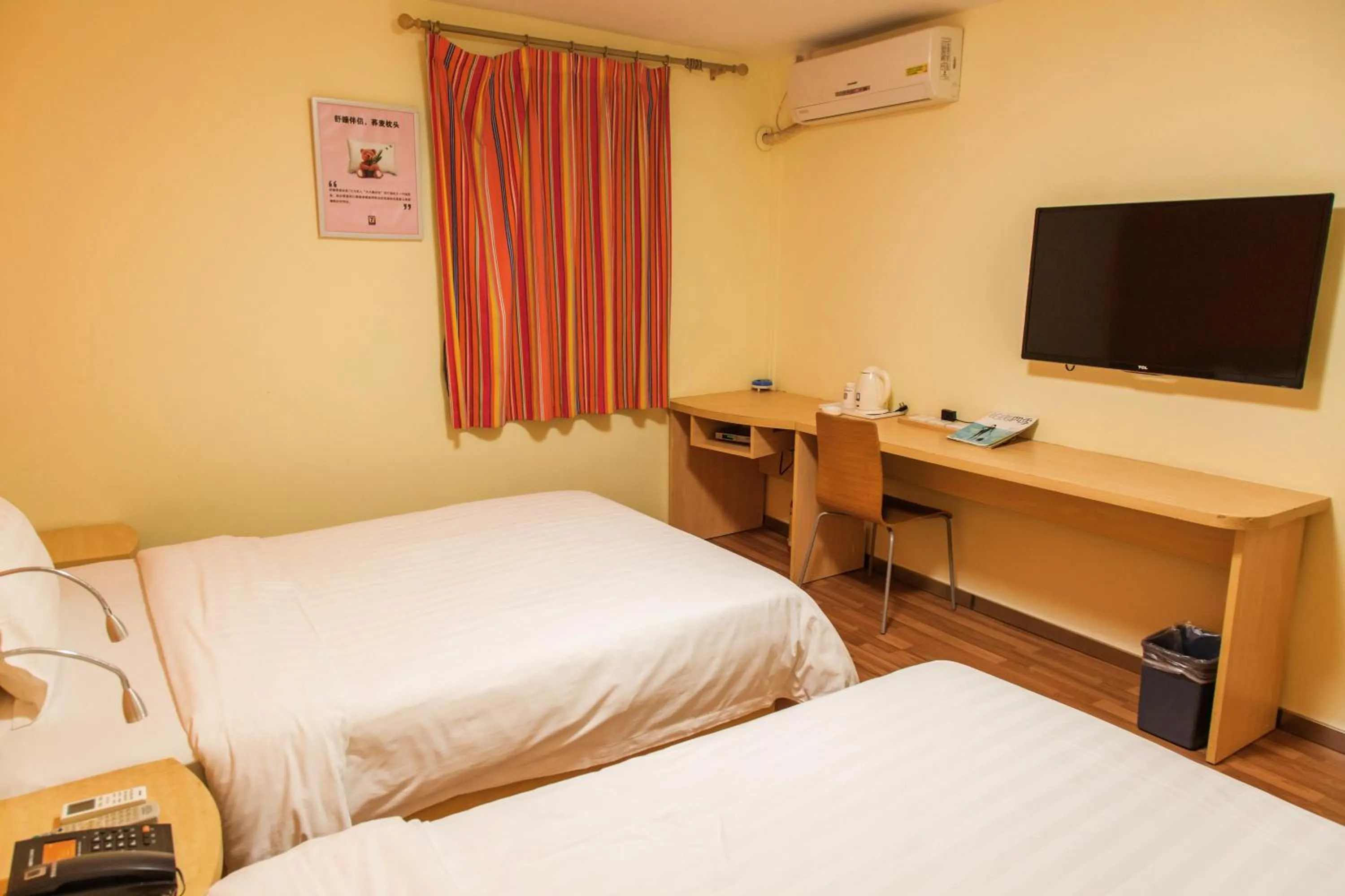 Photo of the whole room, TV/Entertainment Center in 7Days Inn Guangzhou Kecun Metro 2nd Branch