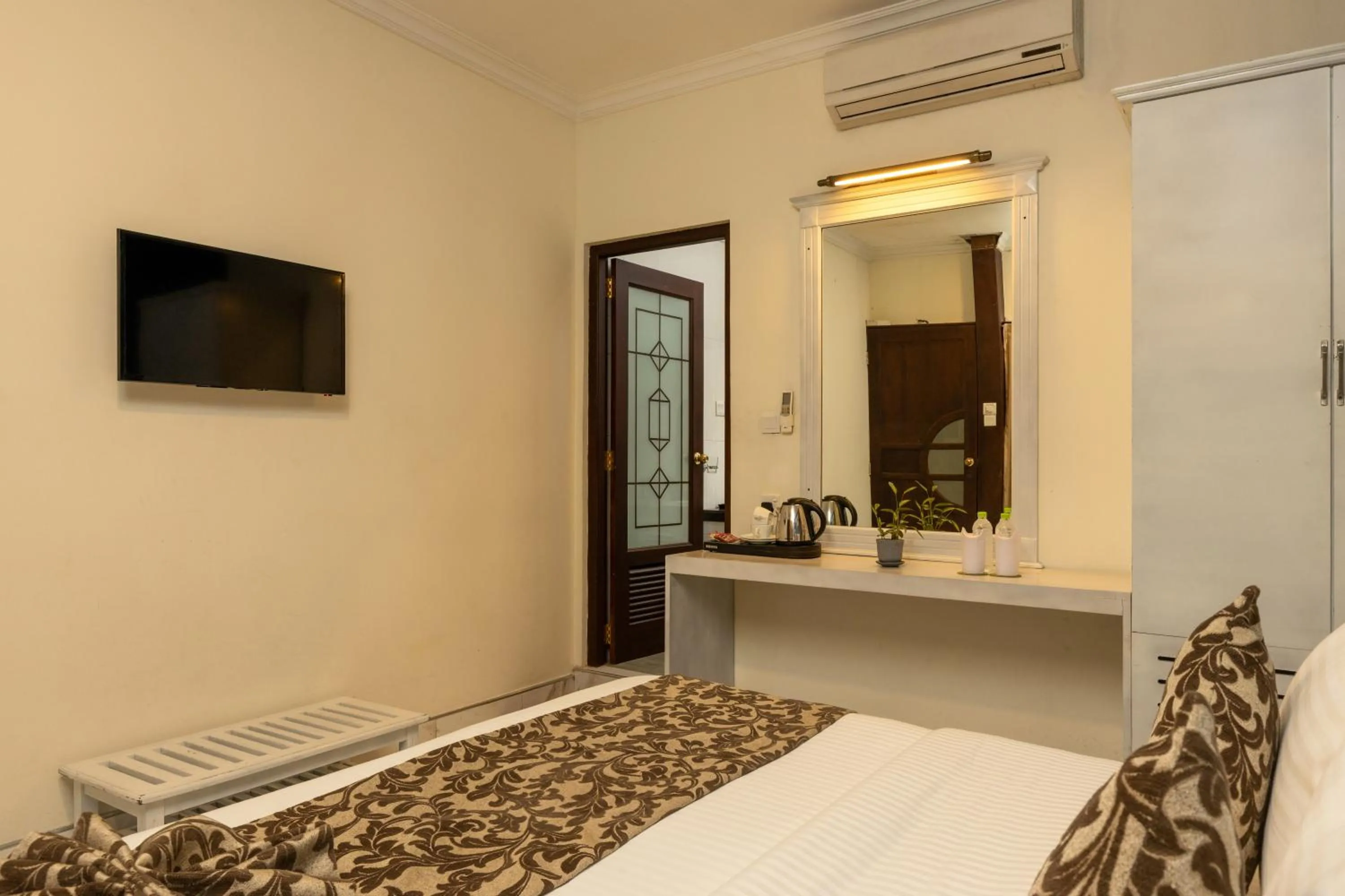 Bed in Cafe Aroma Inn