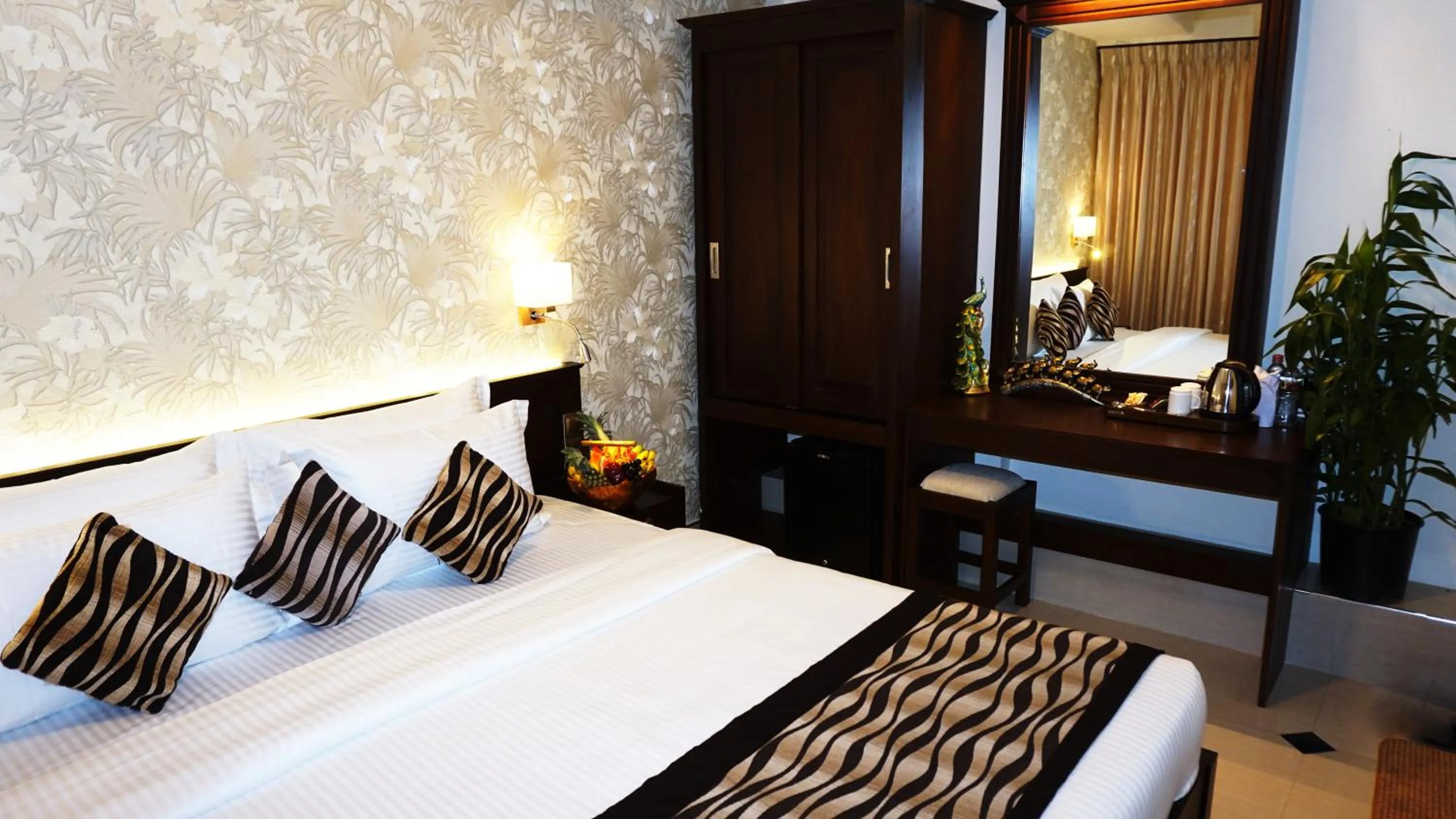 Bedroom, Bed in Cafe Aroma Inn