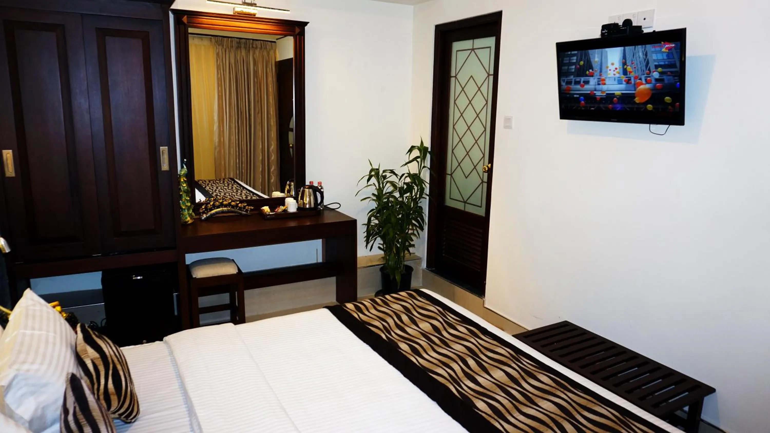 Bedroom, Bed in Cafe Aroma Inn