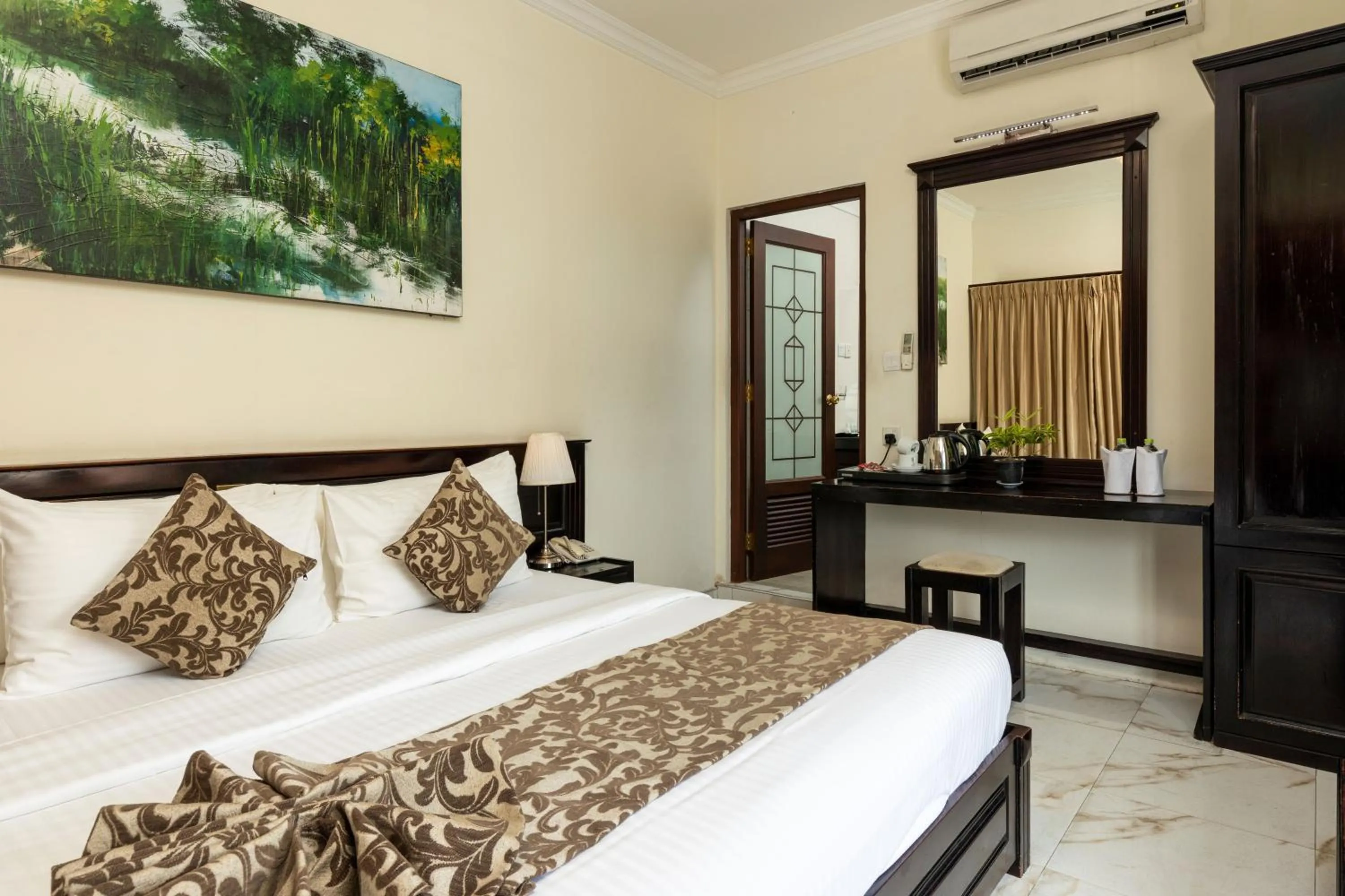 Photo of the whole room, Bed in Cafe Aroma Inn