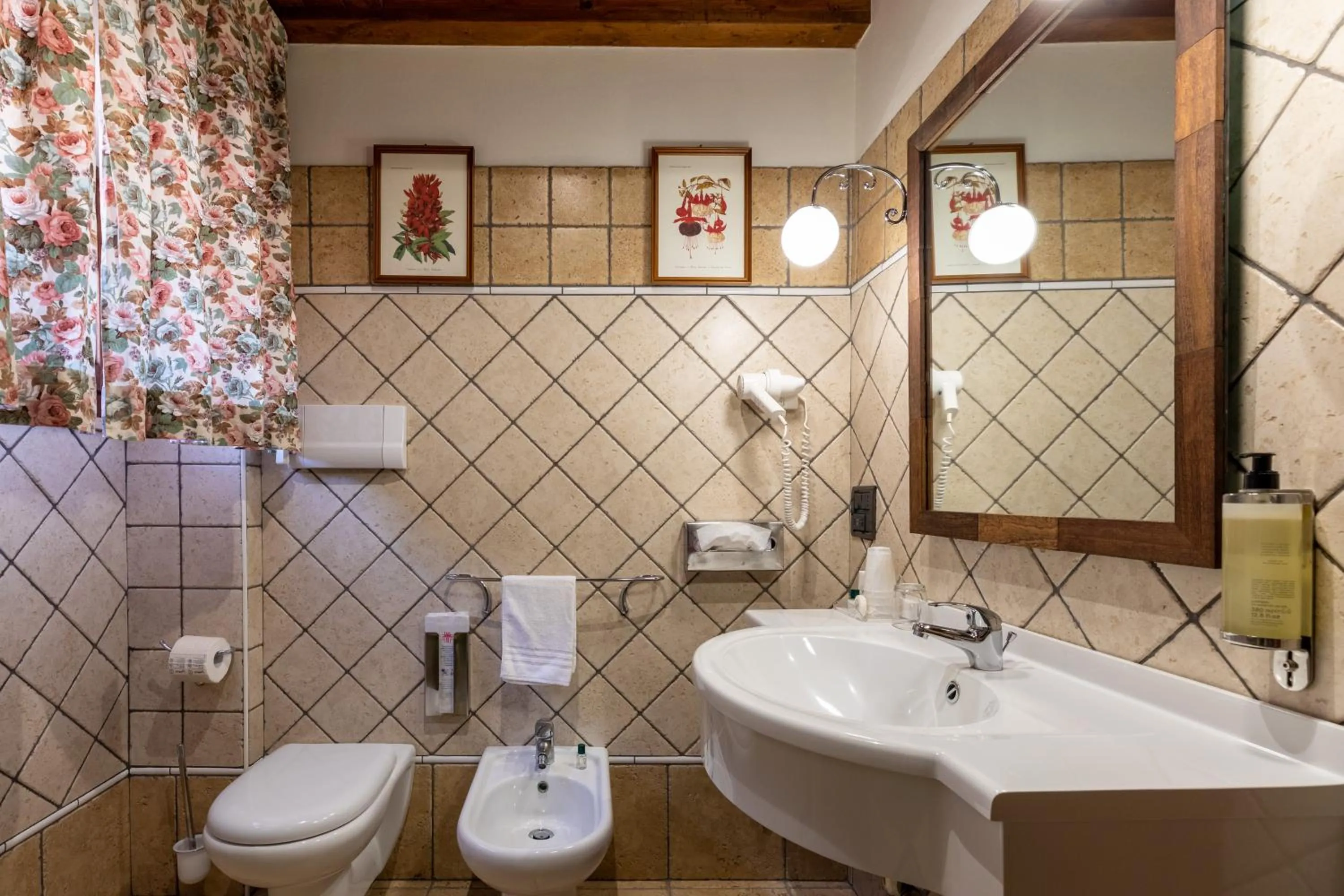 Bathroom in Relais Abbazia Santa Anastasia Resort & Winery