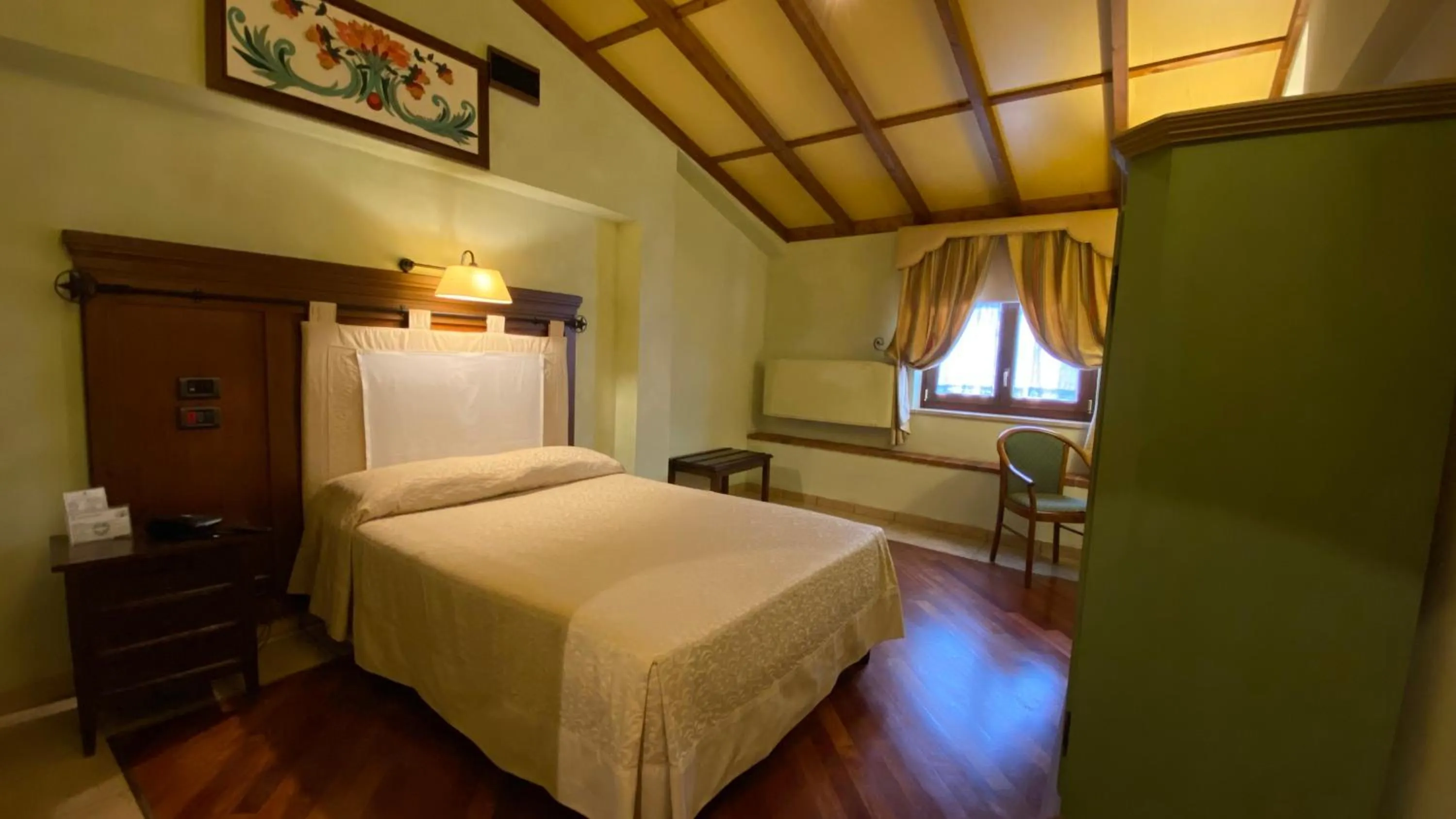 Bed in Relais Abbazia Santa Anastasia Resort & Winery