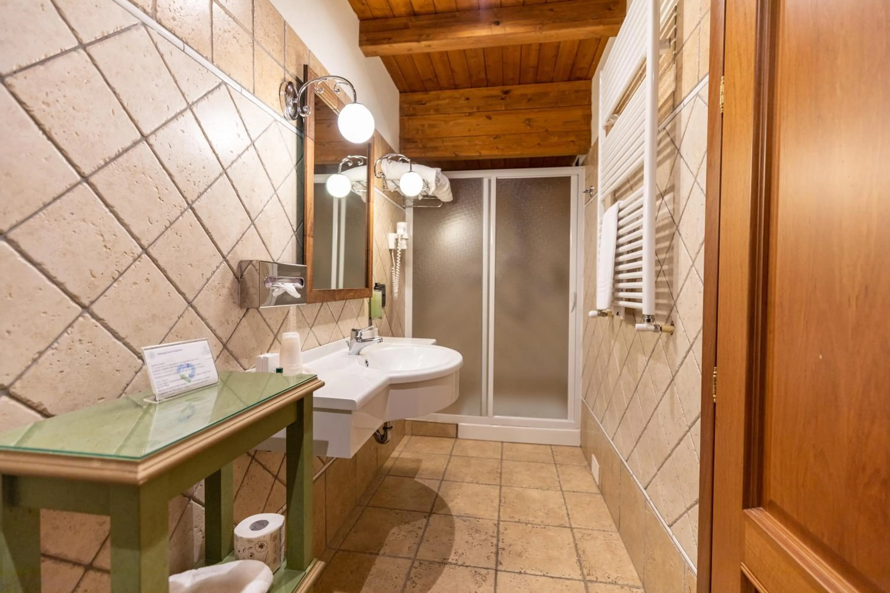 Shower in Relais Abbazia Santa Anastasia Resort & Winery