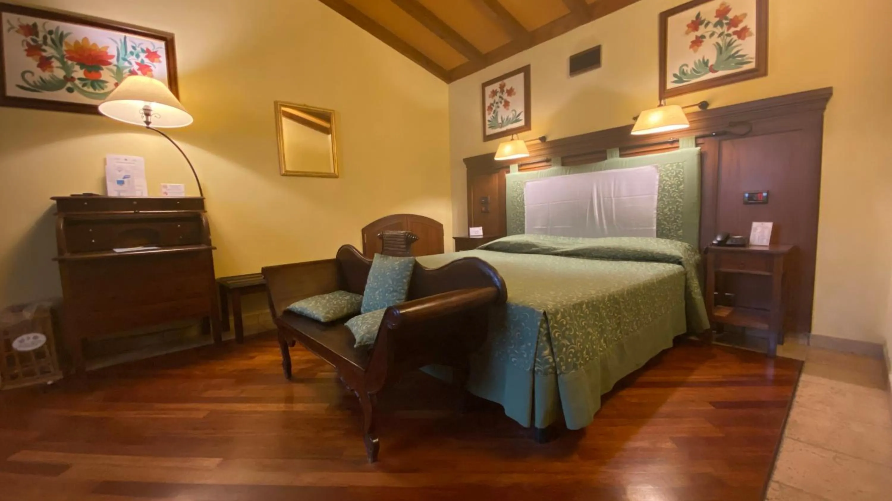 Bed in Relais Abbazia Santa Anastasia Resort & Winery