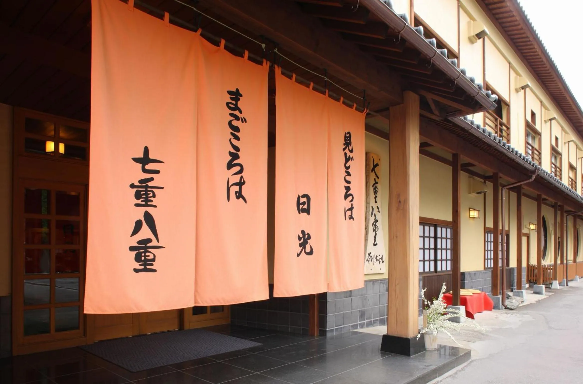 Facade/entrance in Nanaeyae