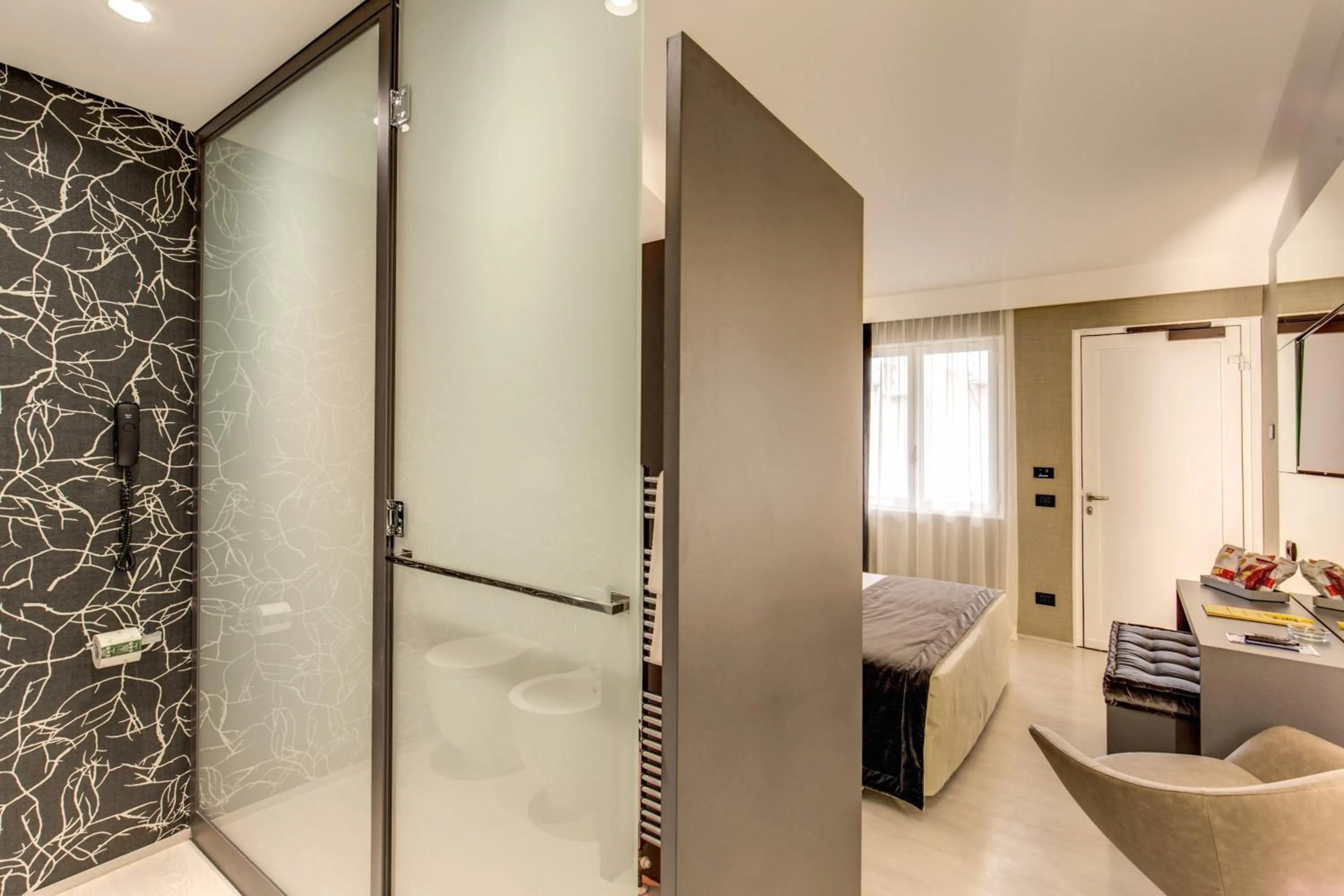 Bathroom, Bed in Motel Rona