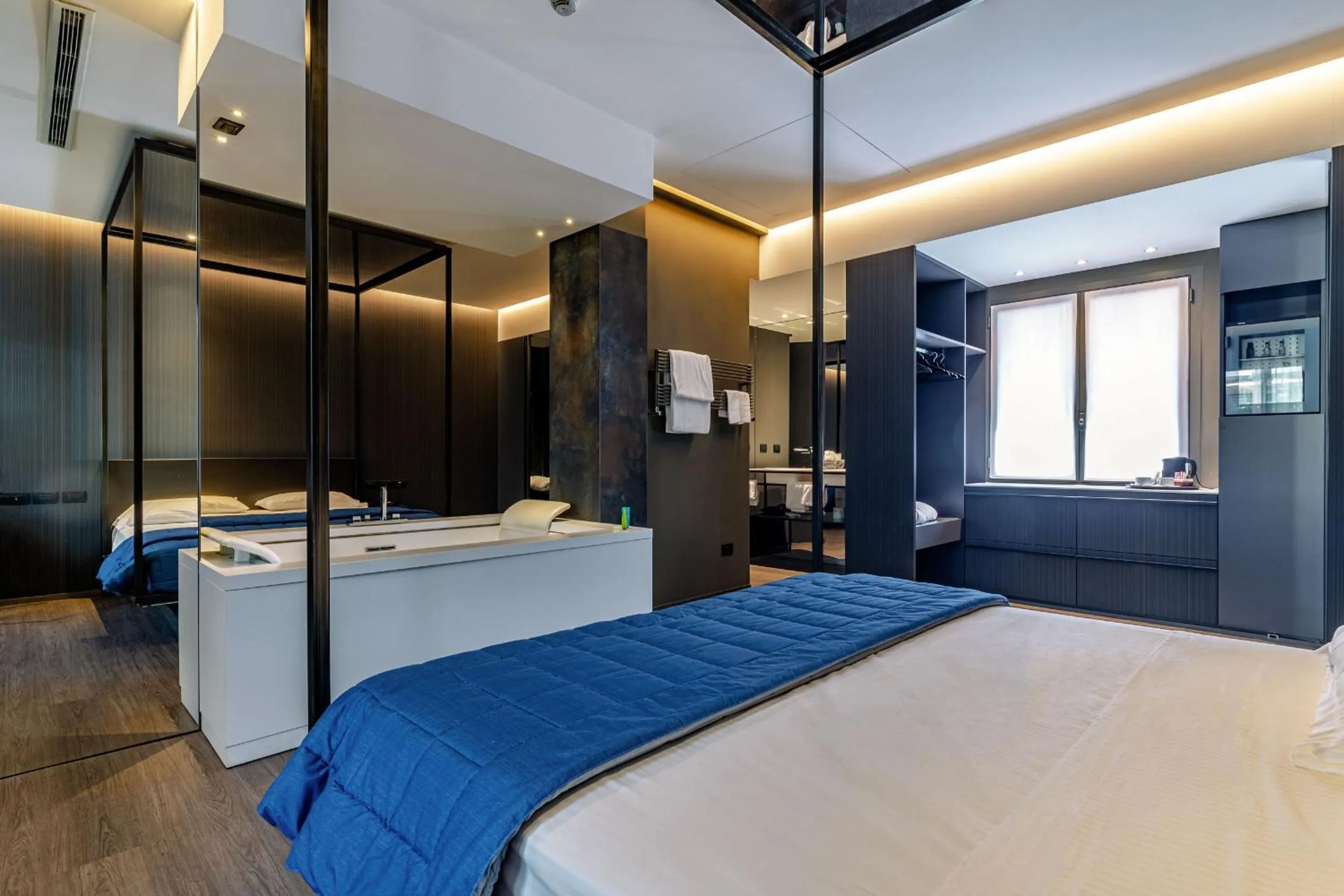 Hot Tub, Bed in Motel Rona