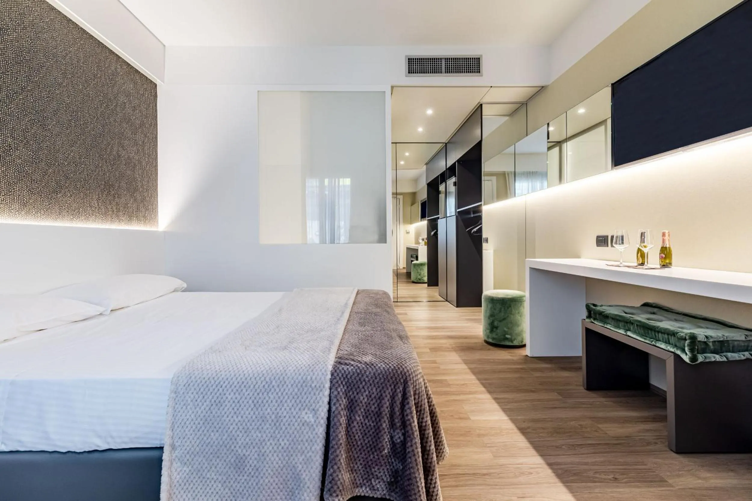 Photo of the whole room, Bed in Motel Rona