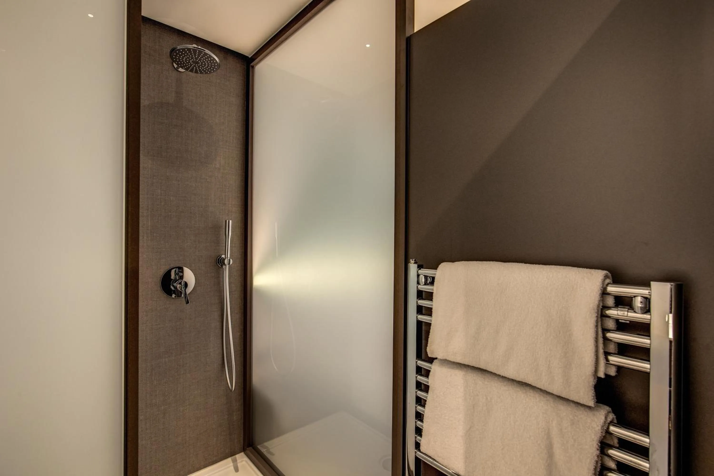 Shower, Bed in Motel Rona