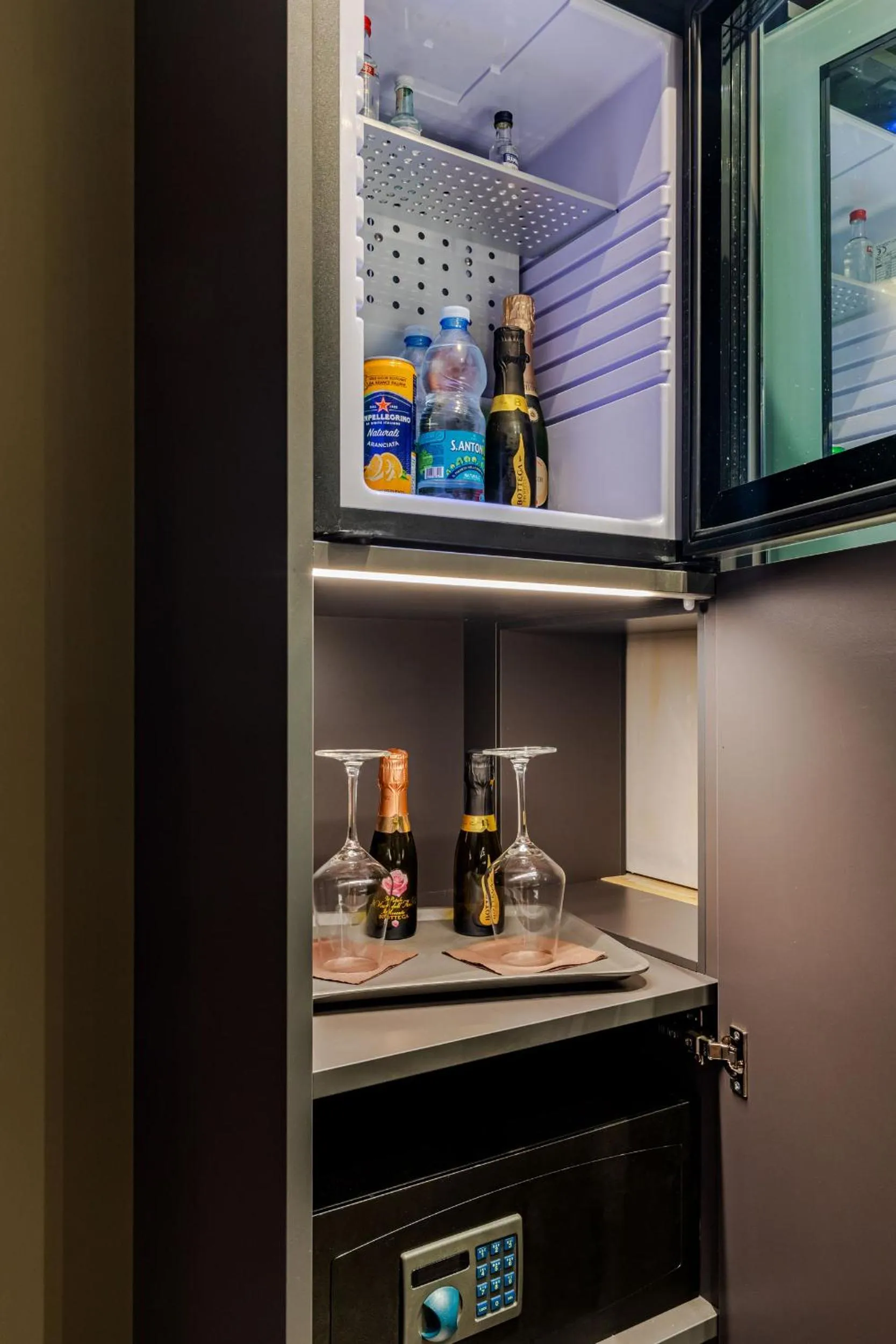 Drinks in Motel Rona