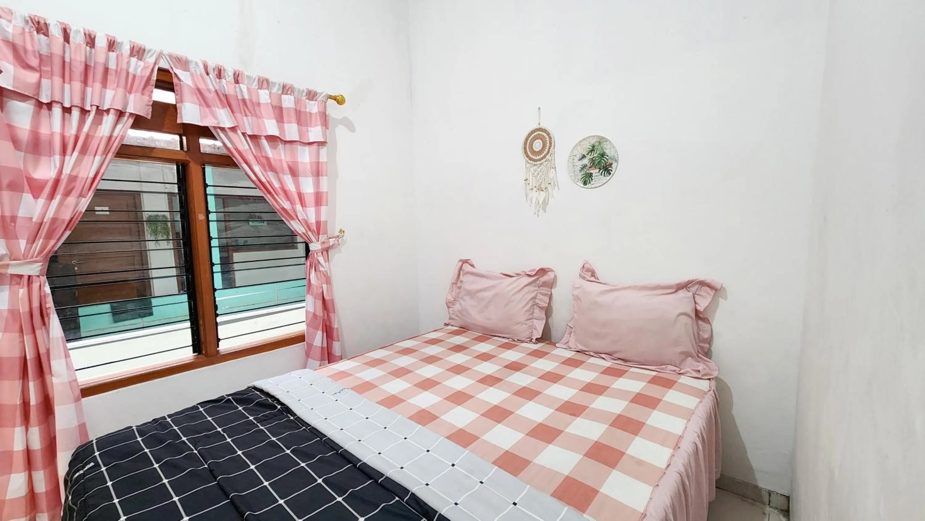 Bed in Homey Guesthouse Kertajaya (Syariah)