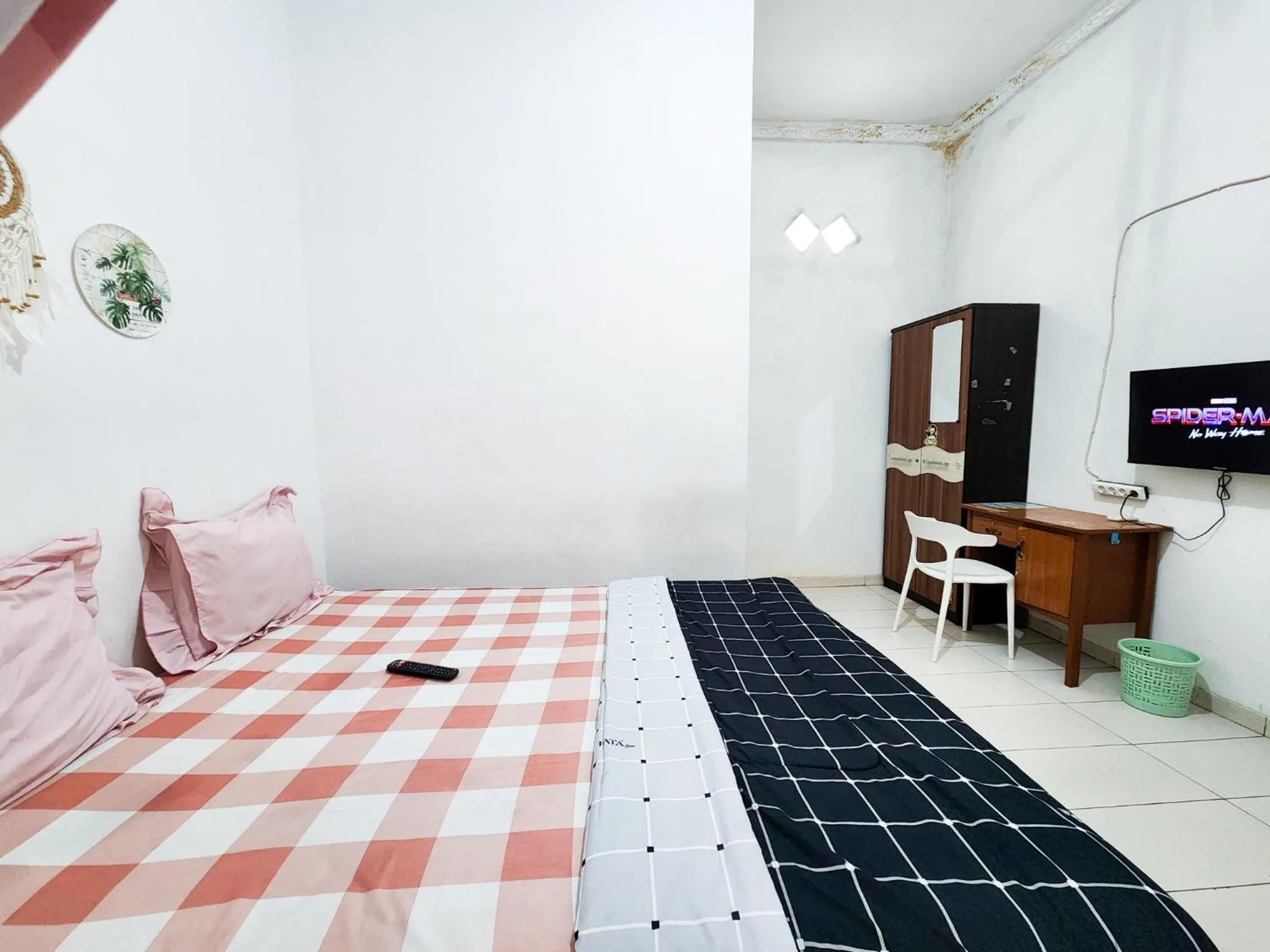 Bed in Homey Guesthouse Kertajaya (Syariah)