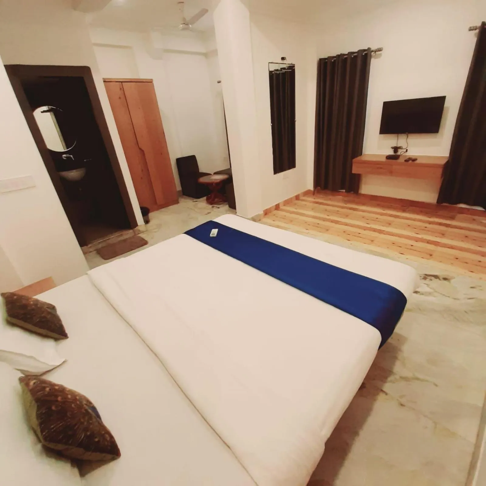 Bedroom, Bed in Hotel Nisha Nest, Bhopal