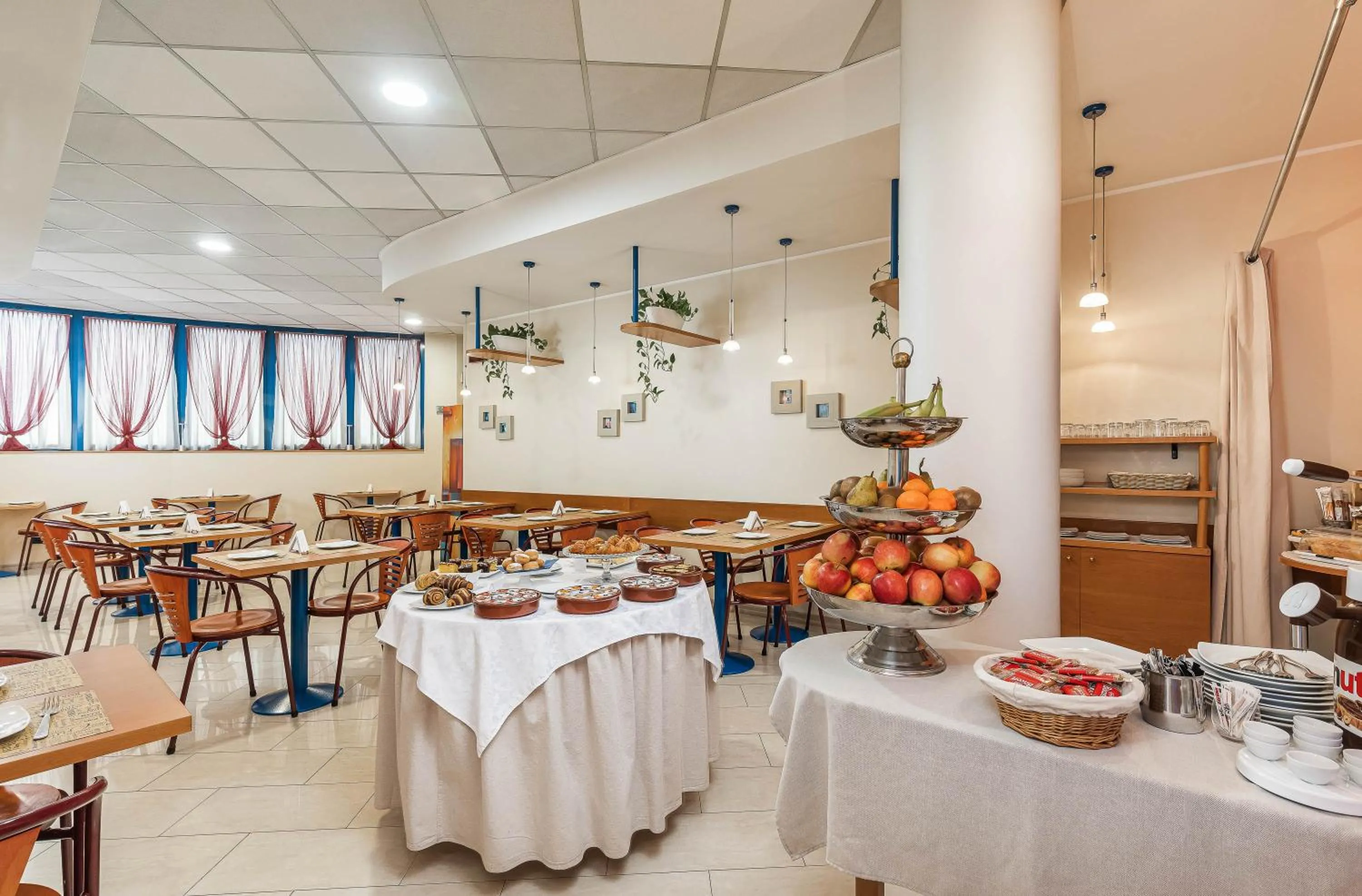 Restaurant/places to eat in Welcome Hotel