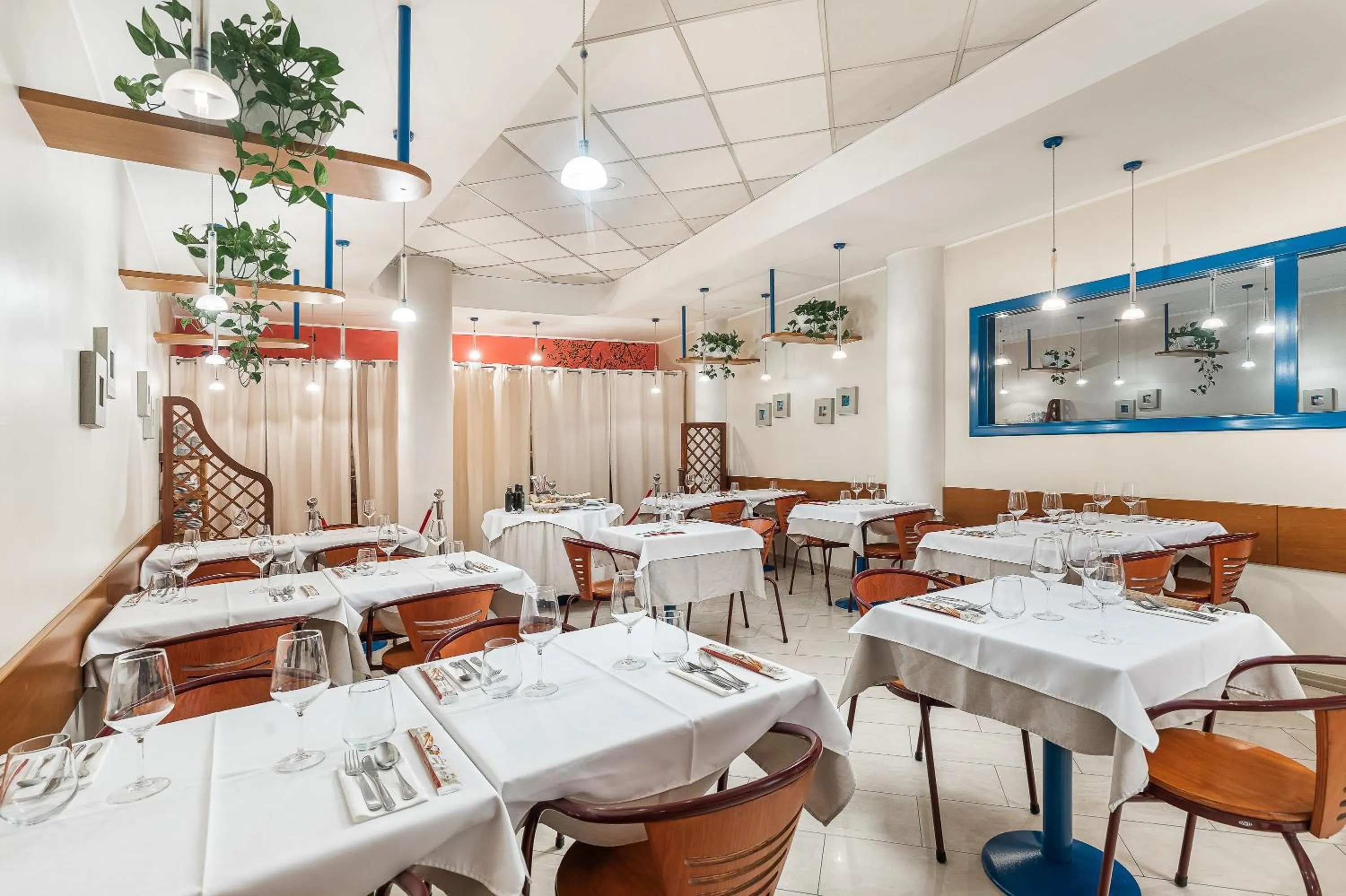 Restaurant/places to eat in Welcome Hotel