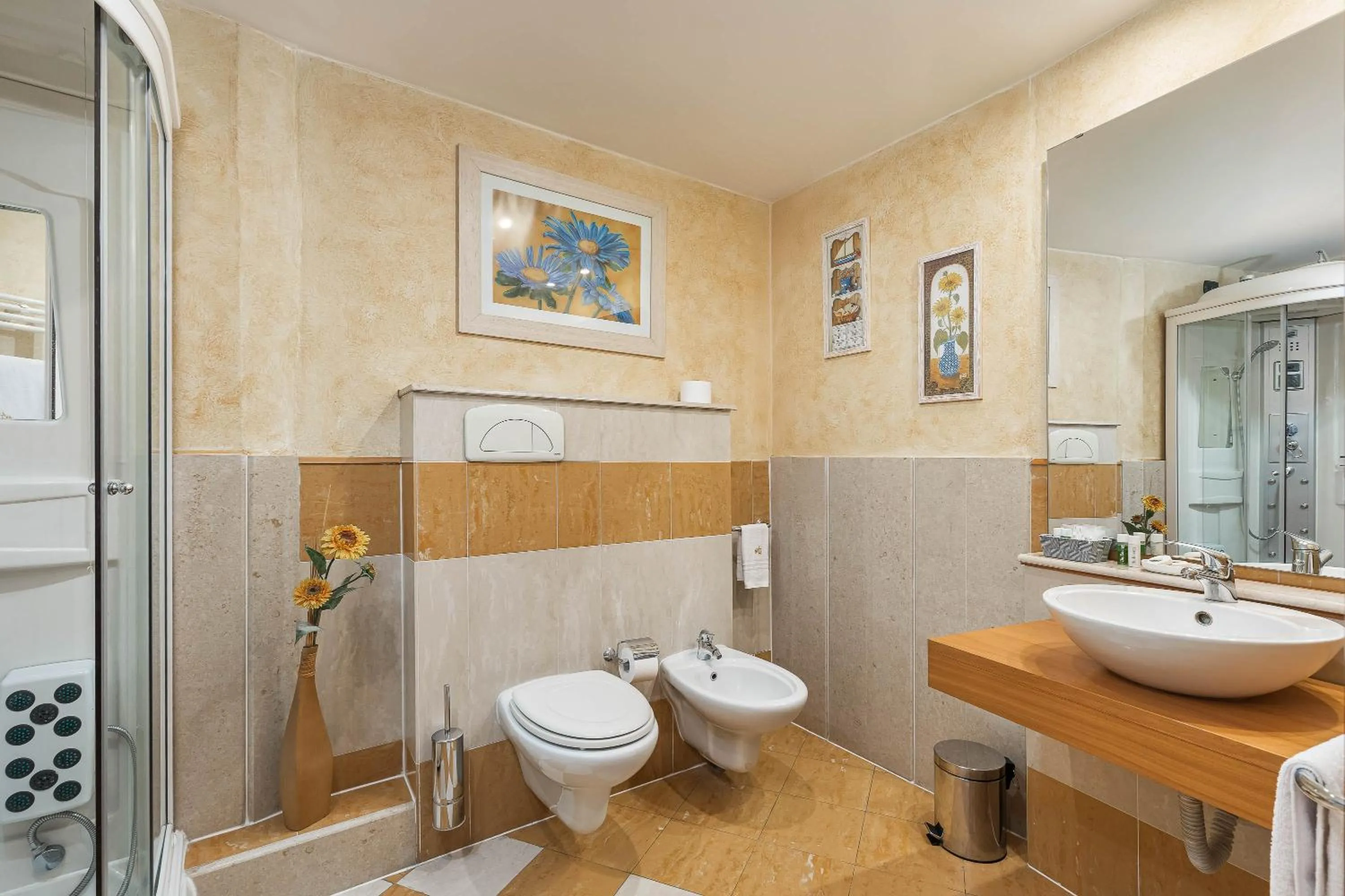 Shower in Welcome Hotel