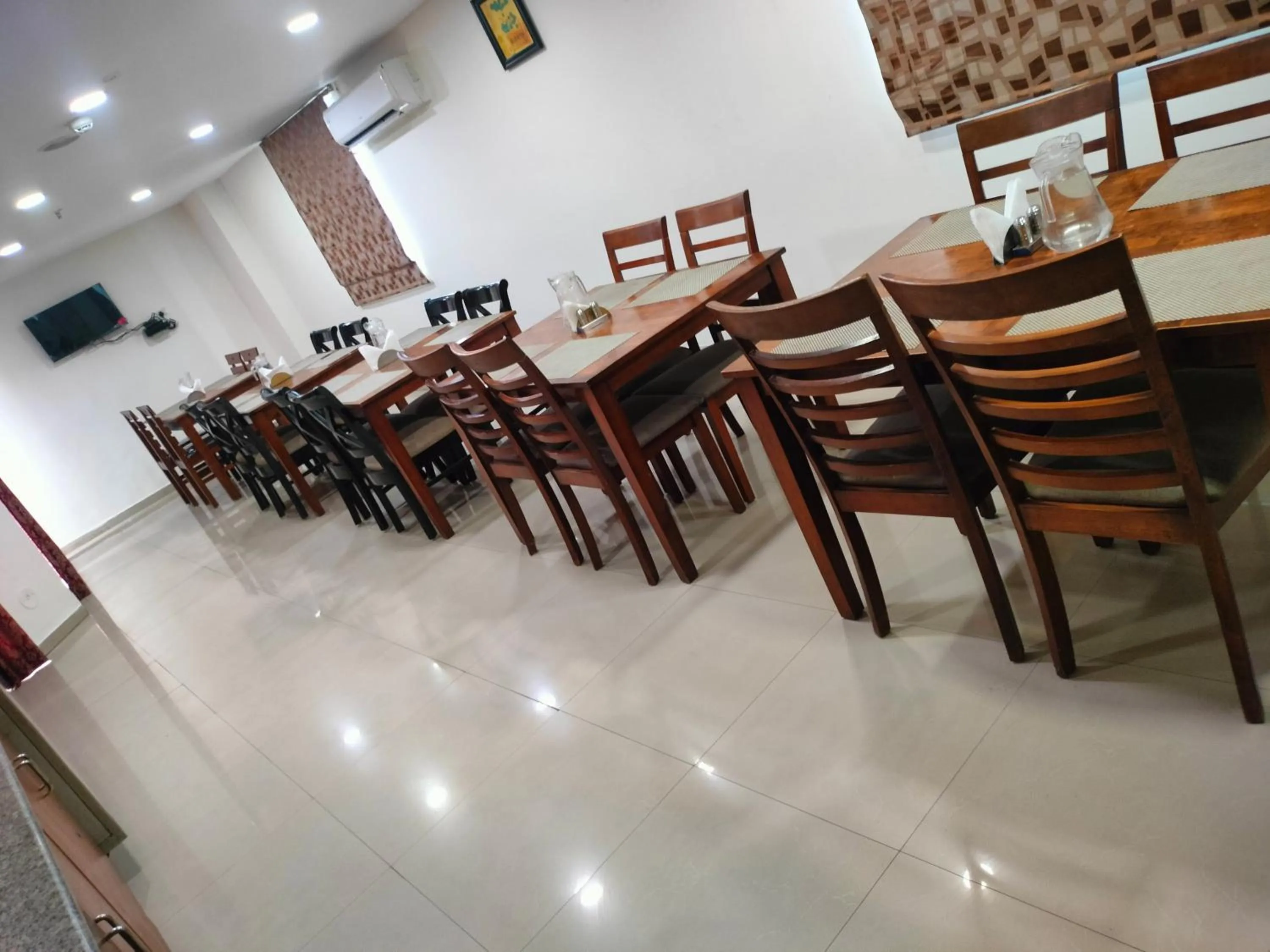 Restaurant/places to eat in The Townhall (Unit of Prohotel)