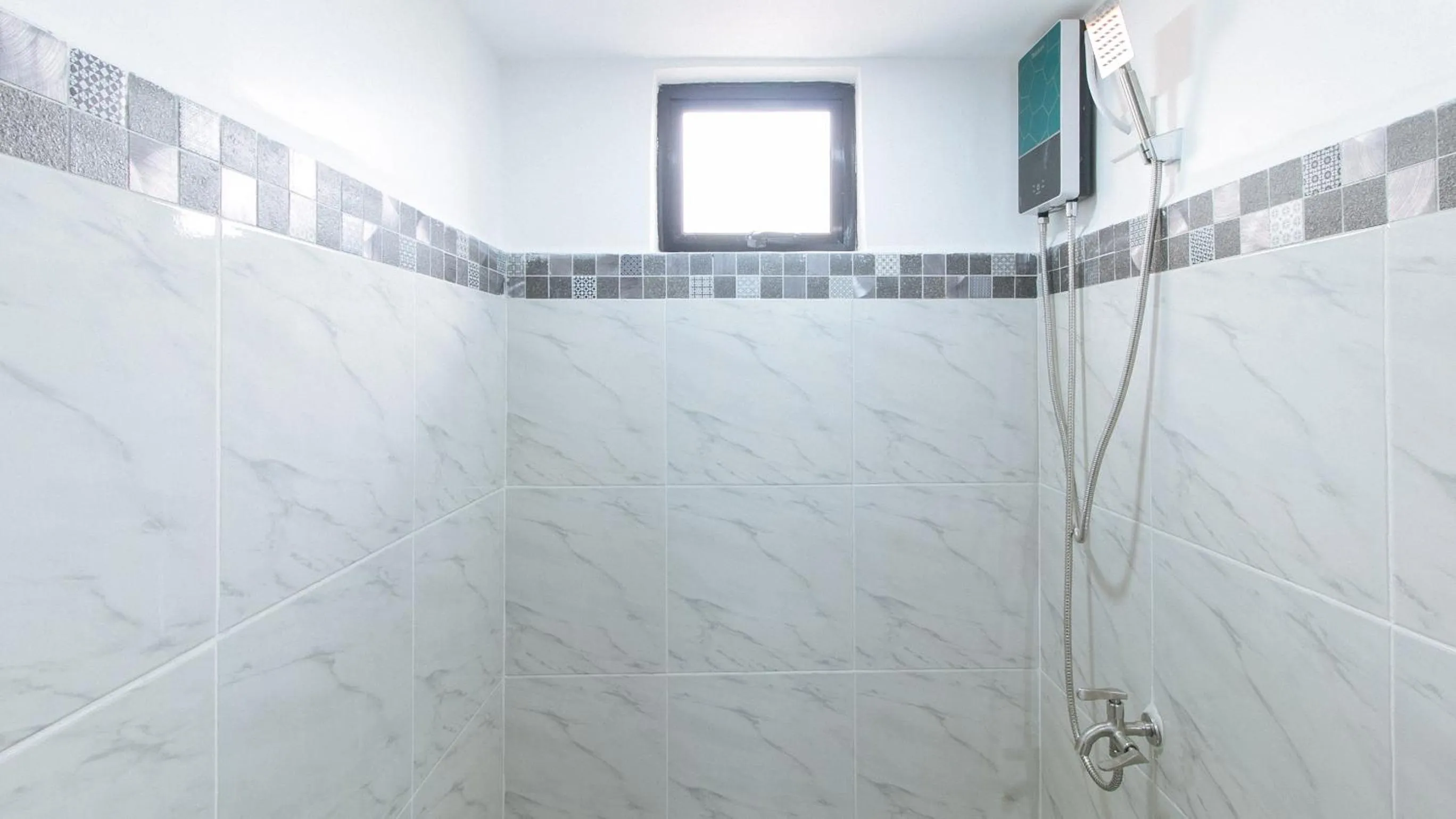 Shower in RedDoorz near UST Sampaloc Manila