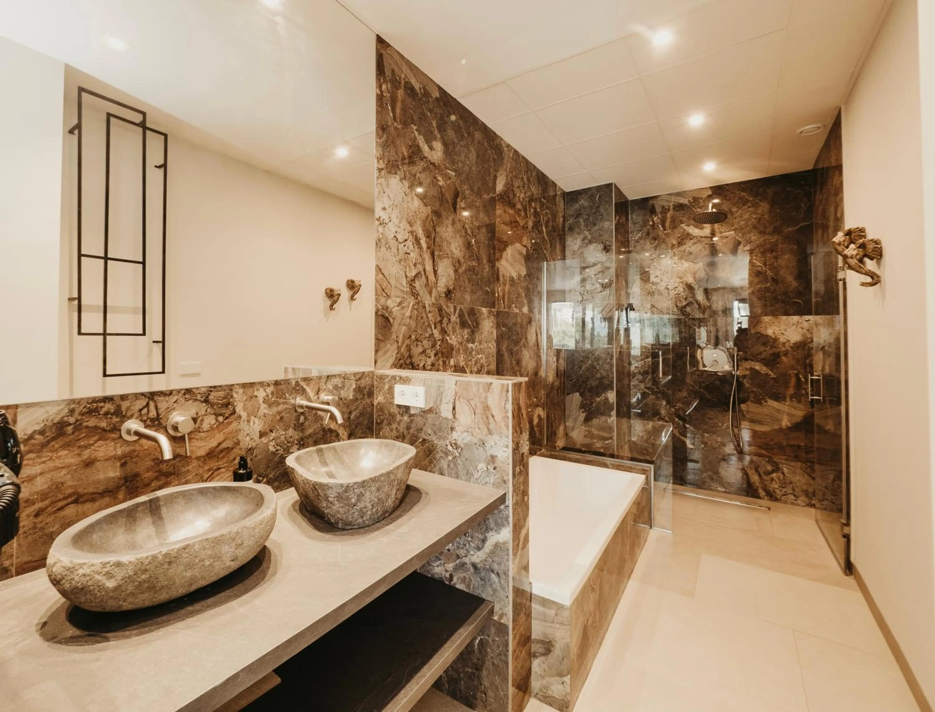 Shower in Comfy Studios Hotel