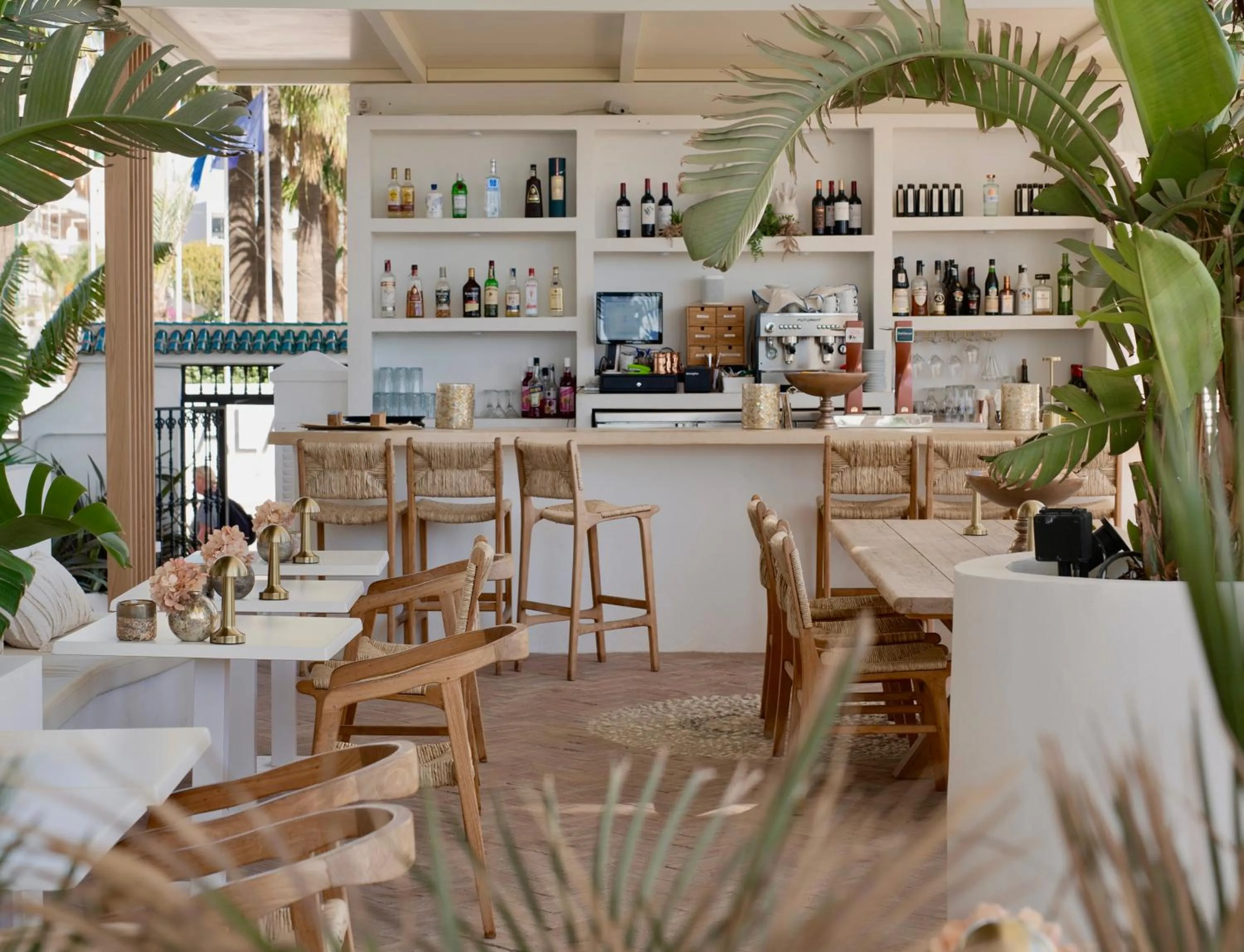 Restaurant/places to eat in Comfy Studios Hotel