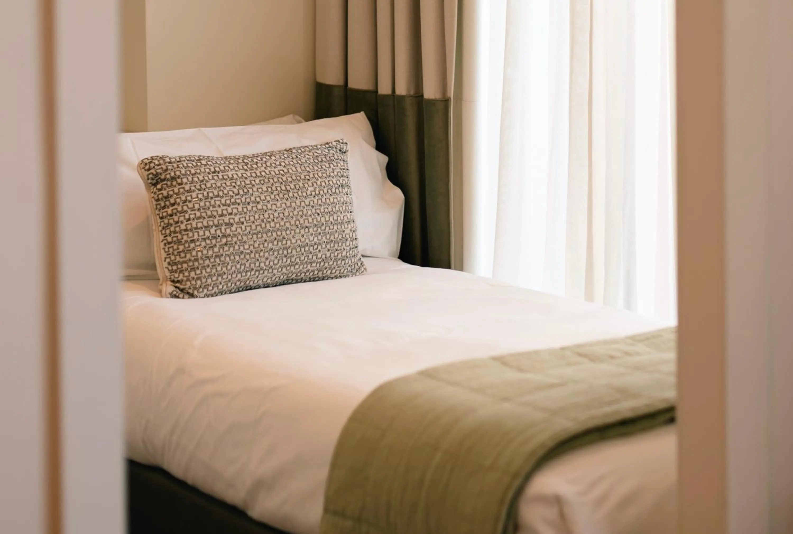 Bedroom, Bed in Comfy Studios Hotel