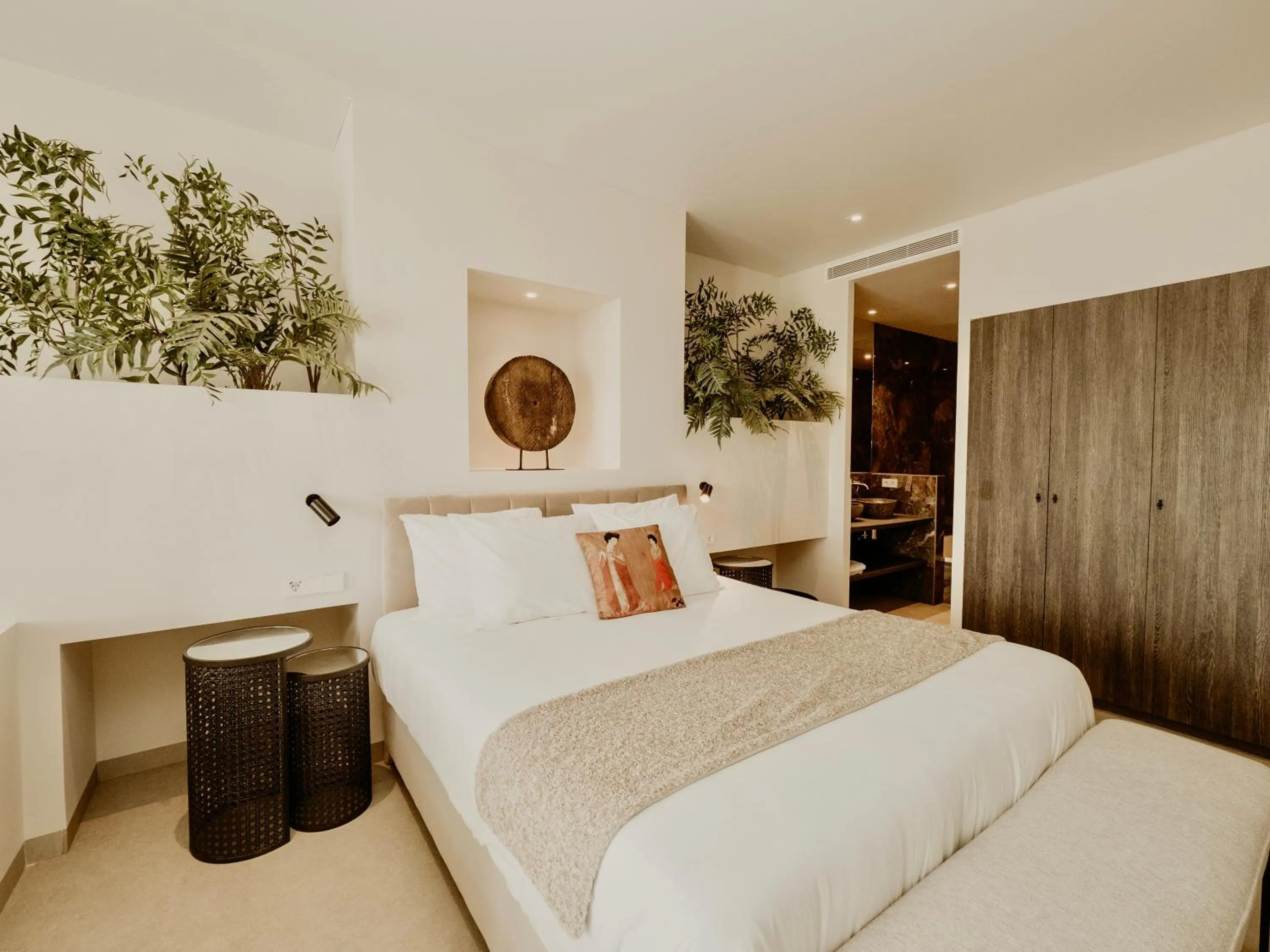 Bathroom, Bed in Comfy Studios Hotel