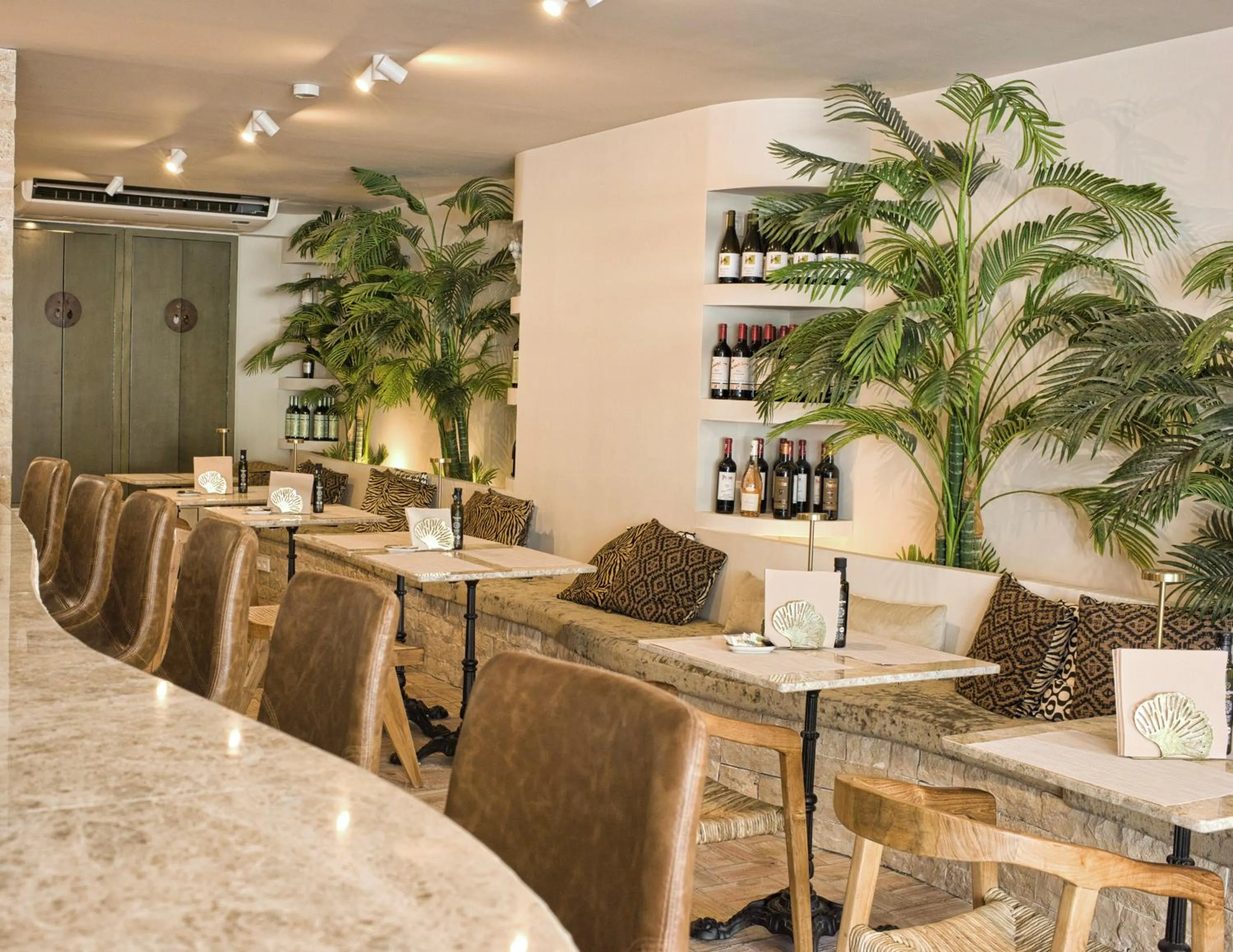 Restaurant/places to eat in Comfy Studios Hotel