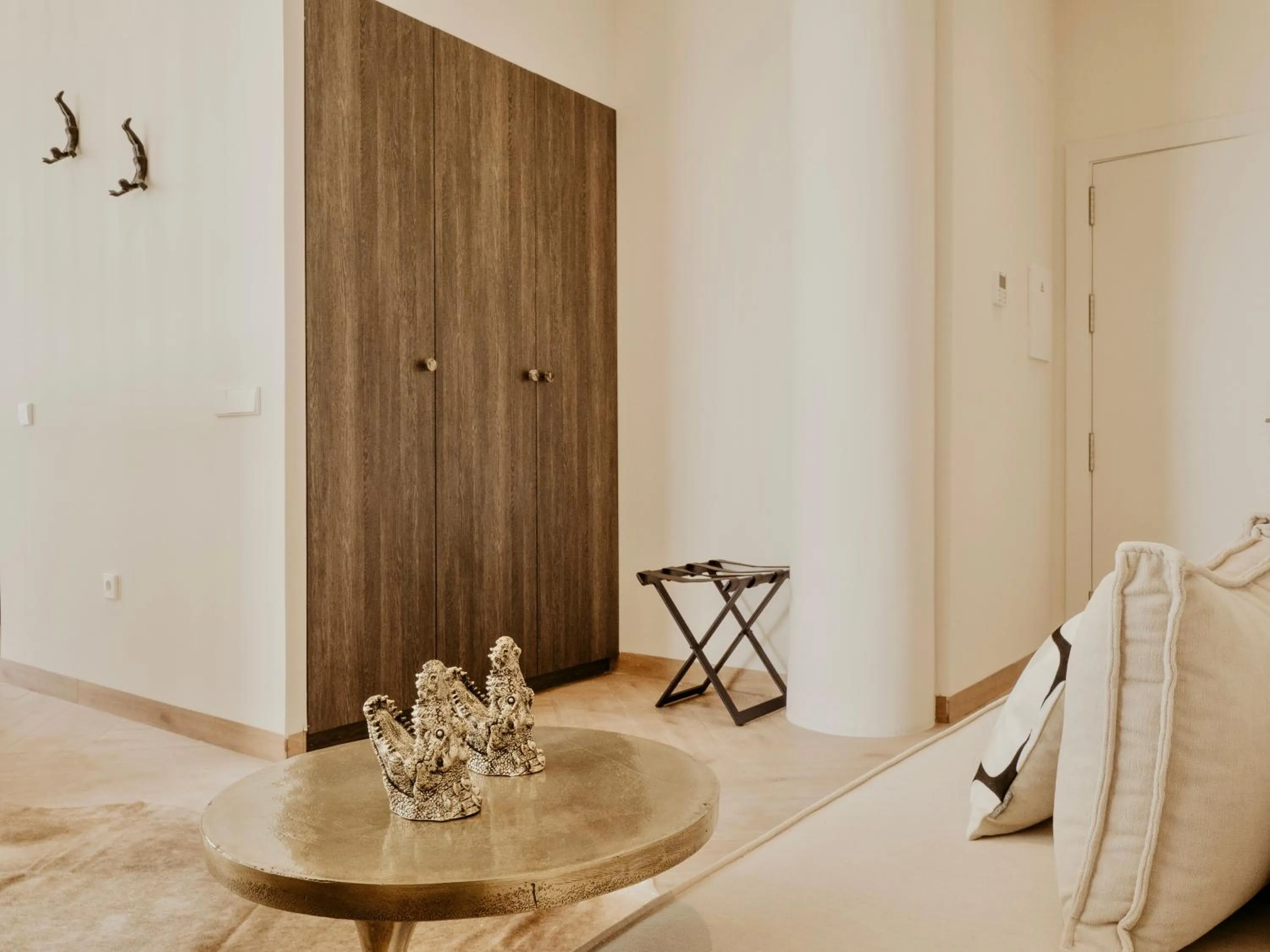 Seating area, Bed in Comfy Studios Hotel