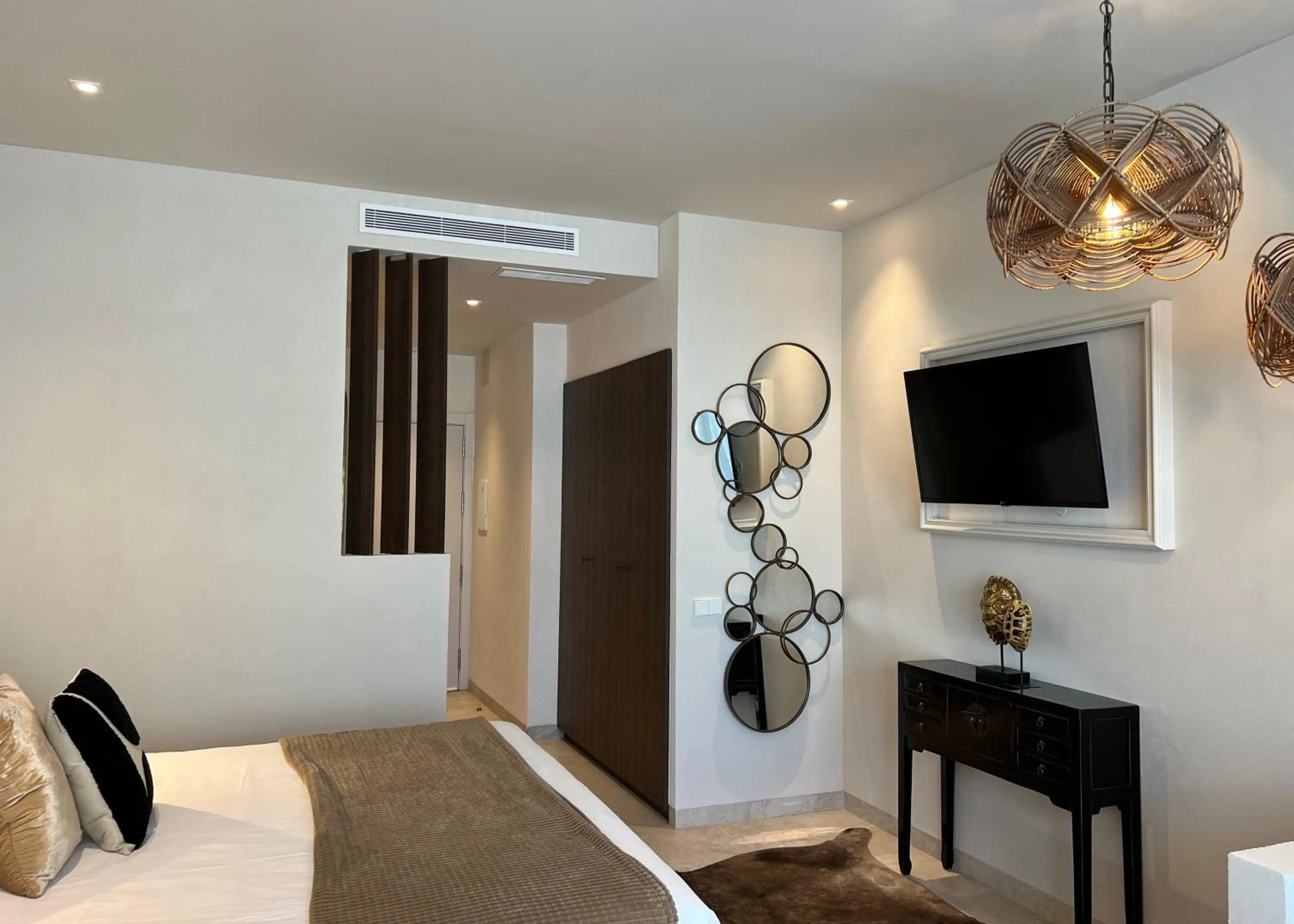 Bedroom, Bed in Comfy Studios Hotel