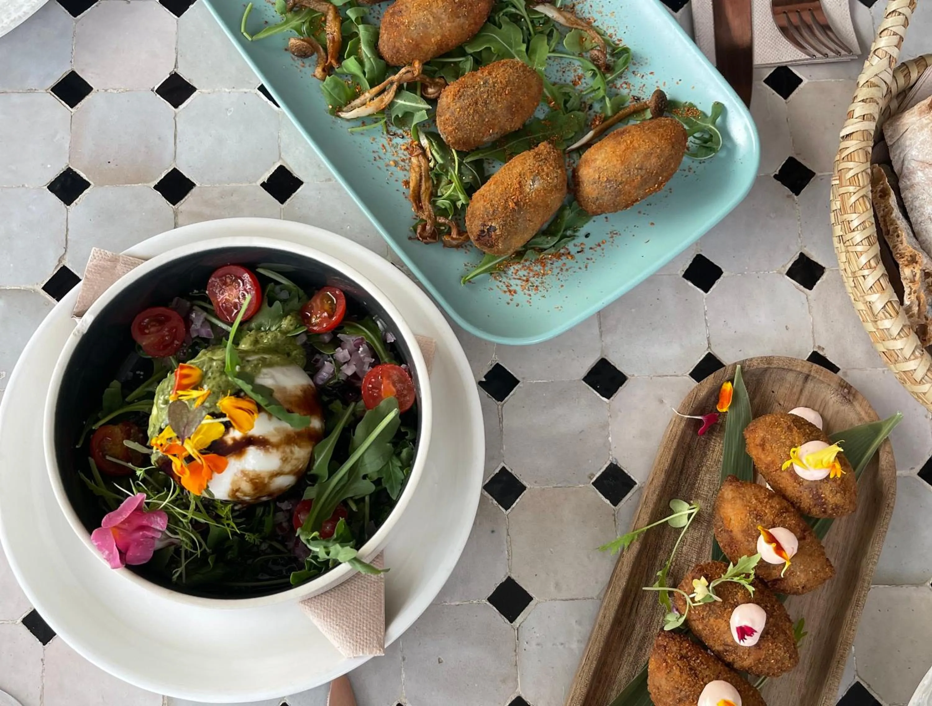 Restaurant/places to eat in Comfy Studios Hotel