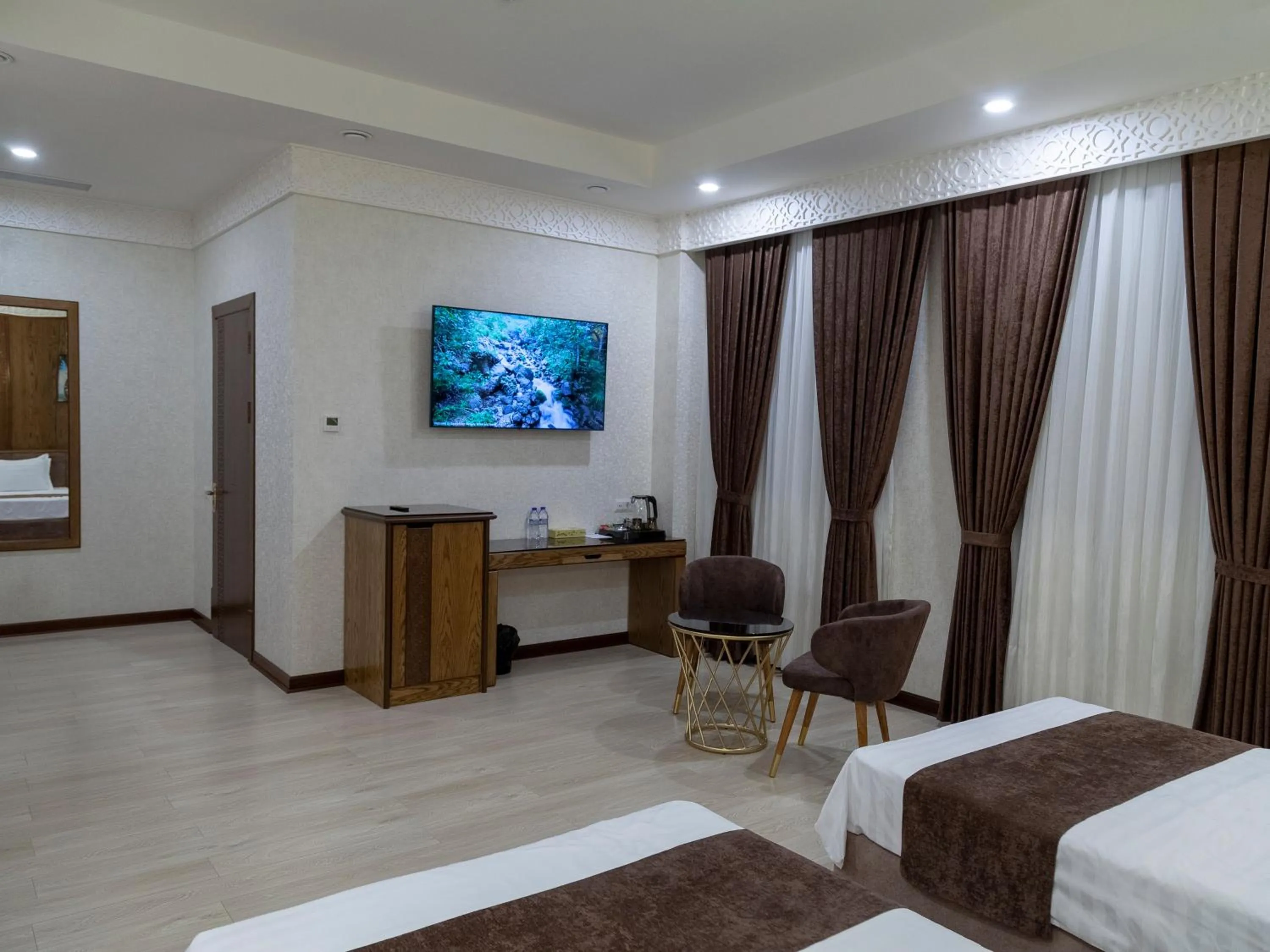 TV and multimedia, Bed in Paradise Plaza Luxury Hotel