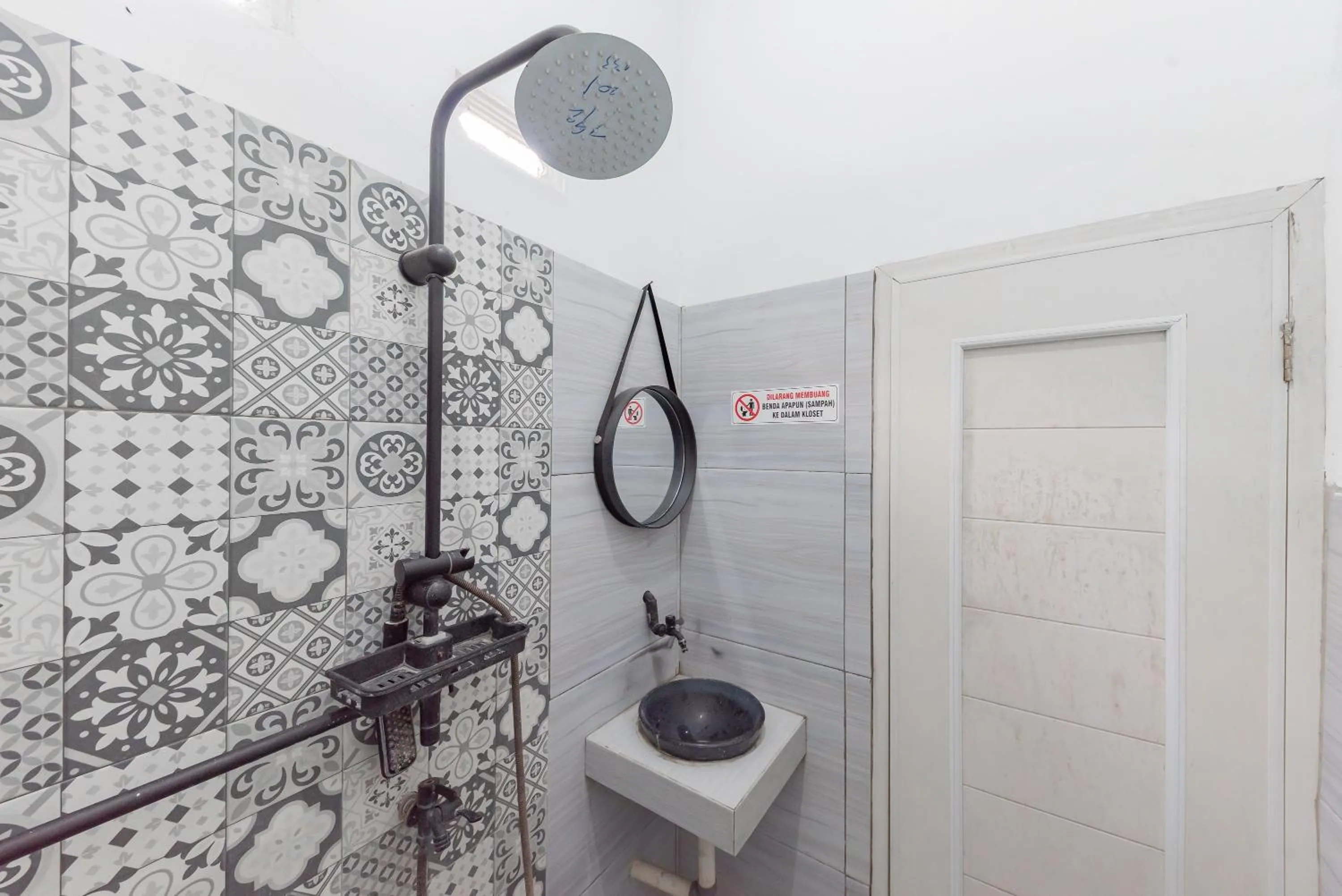 Bathroom in RedDoorz at Jalan Otista Karawang