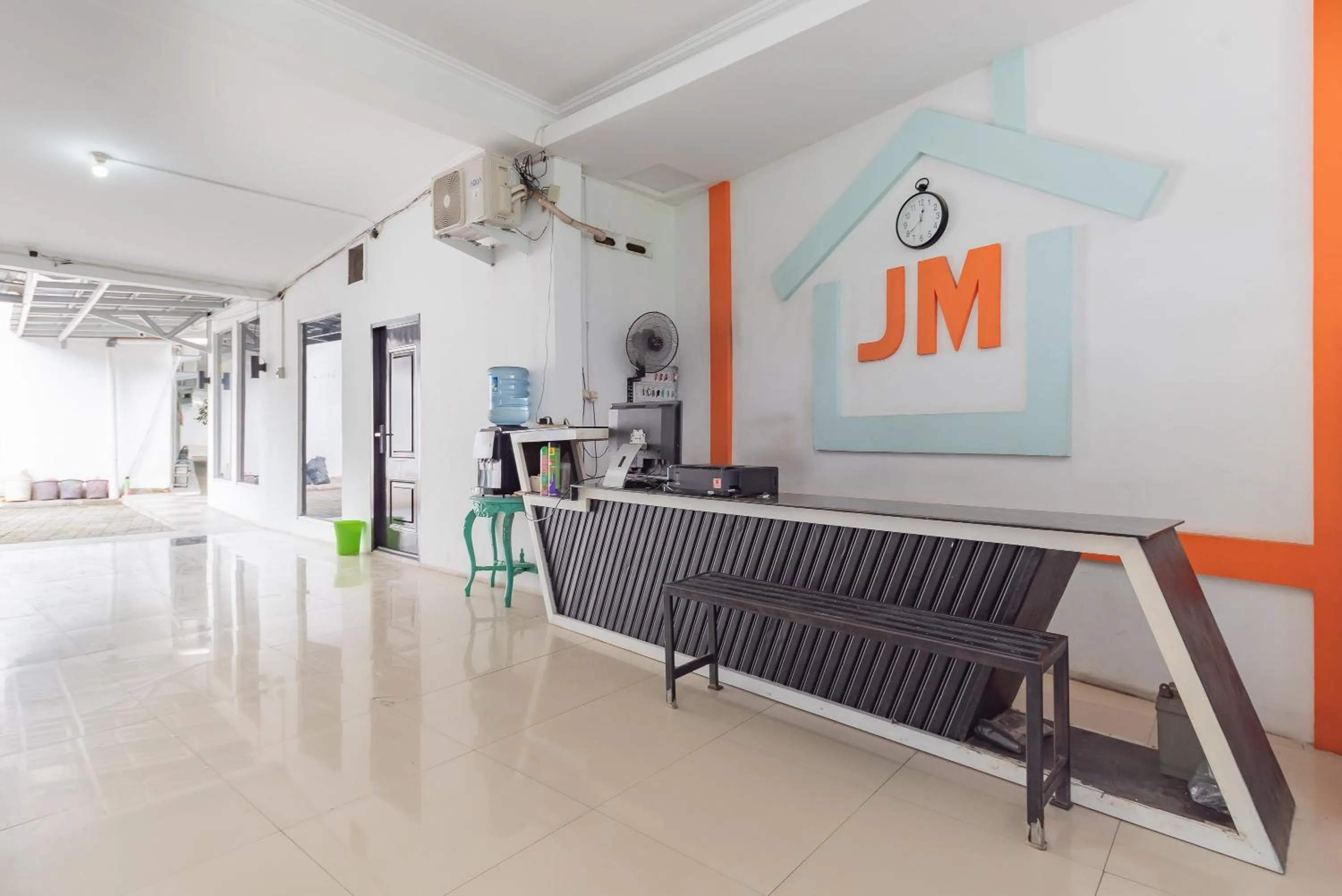 Lobby or reception in RedDoorz at Jalan Otista Karawang