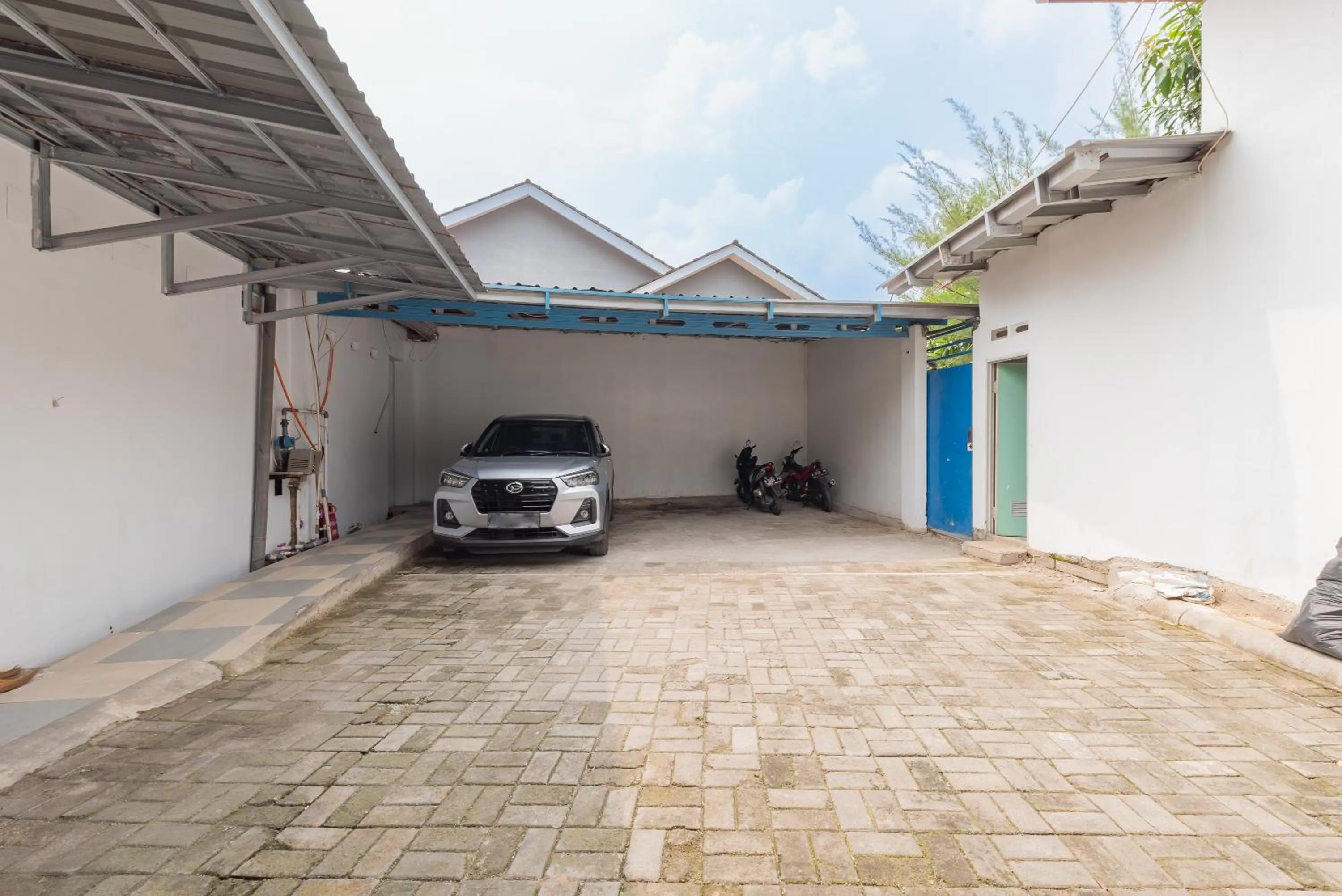 Parking in RedDoorz at Jalan Otista Karawang