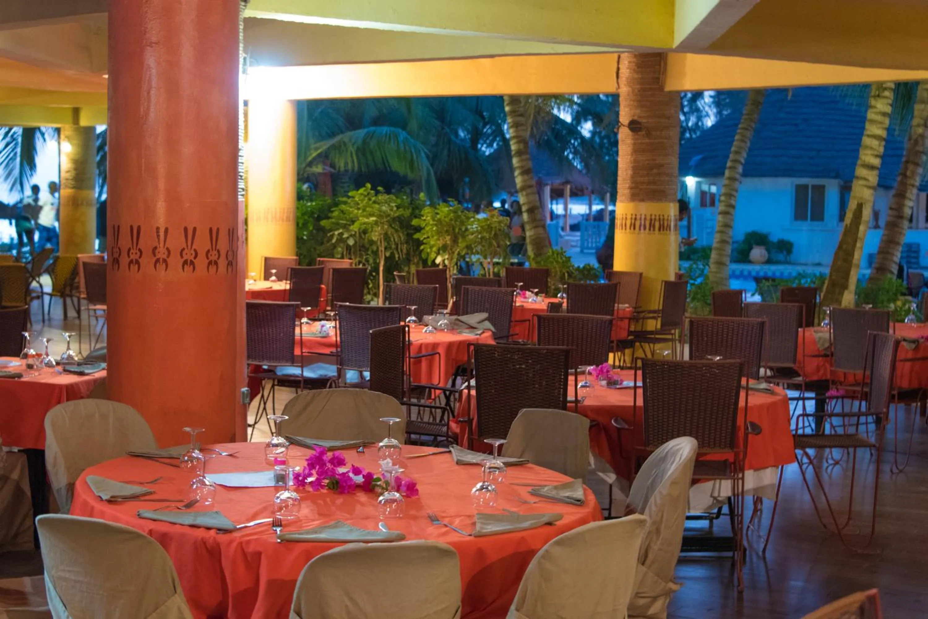 Restaurant/places to eat in Royal Saly