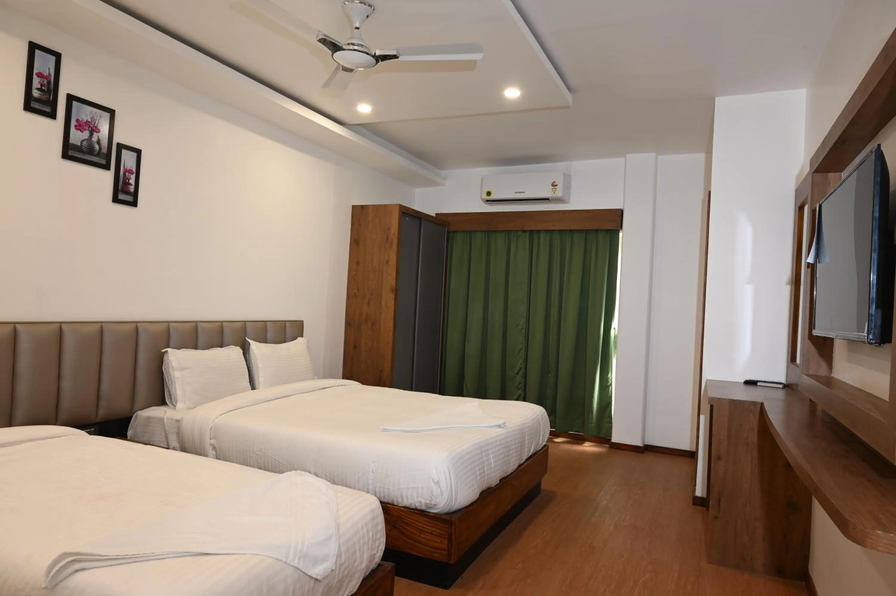 Bedroom, Bed in Sonnesta Grand