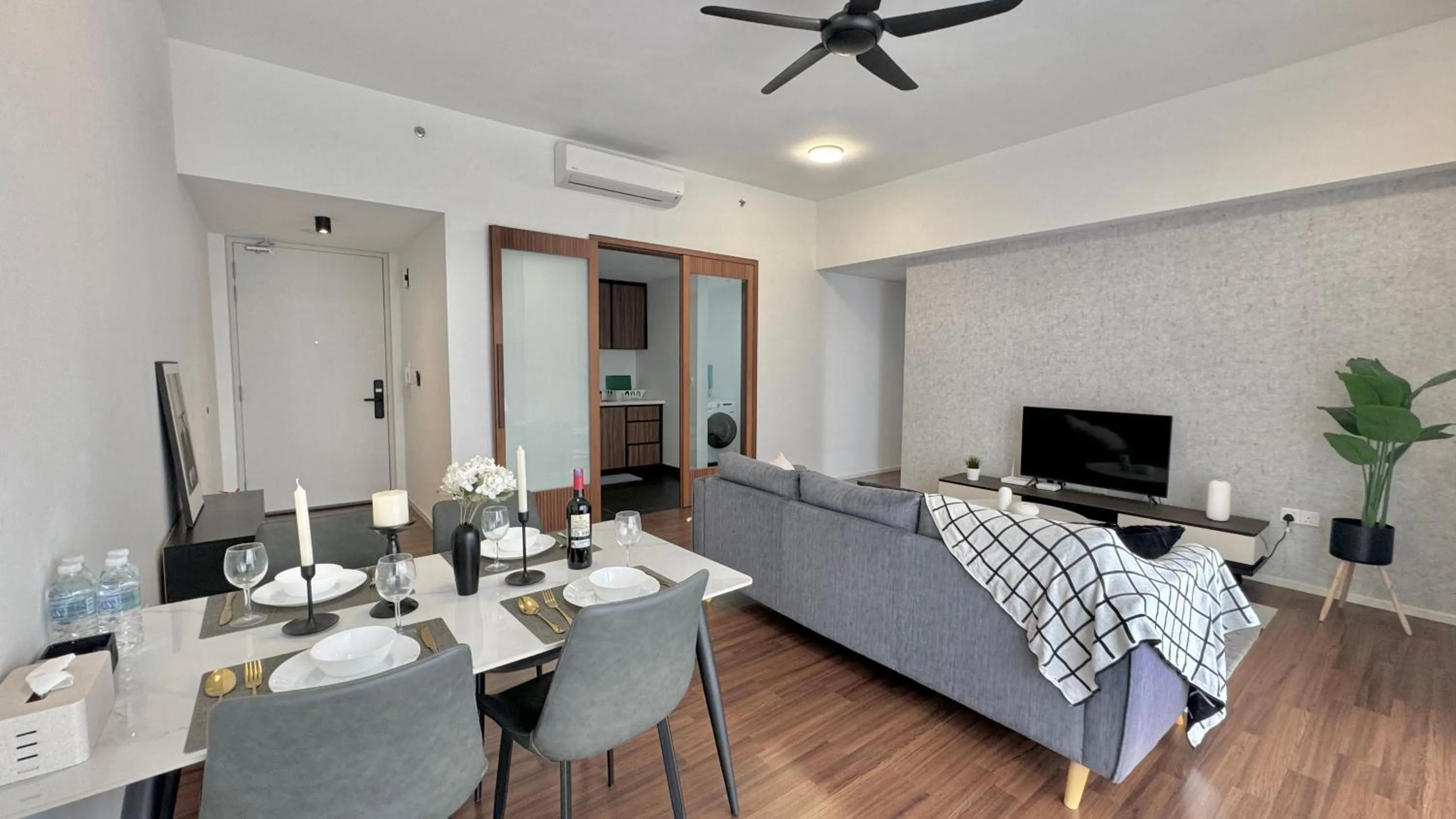 Living room in UNA Serviced Apartment by manatidur