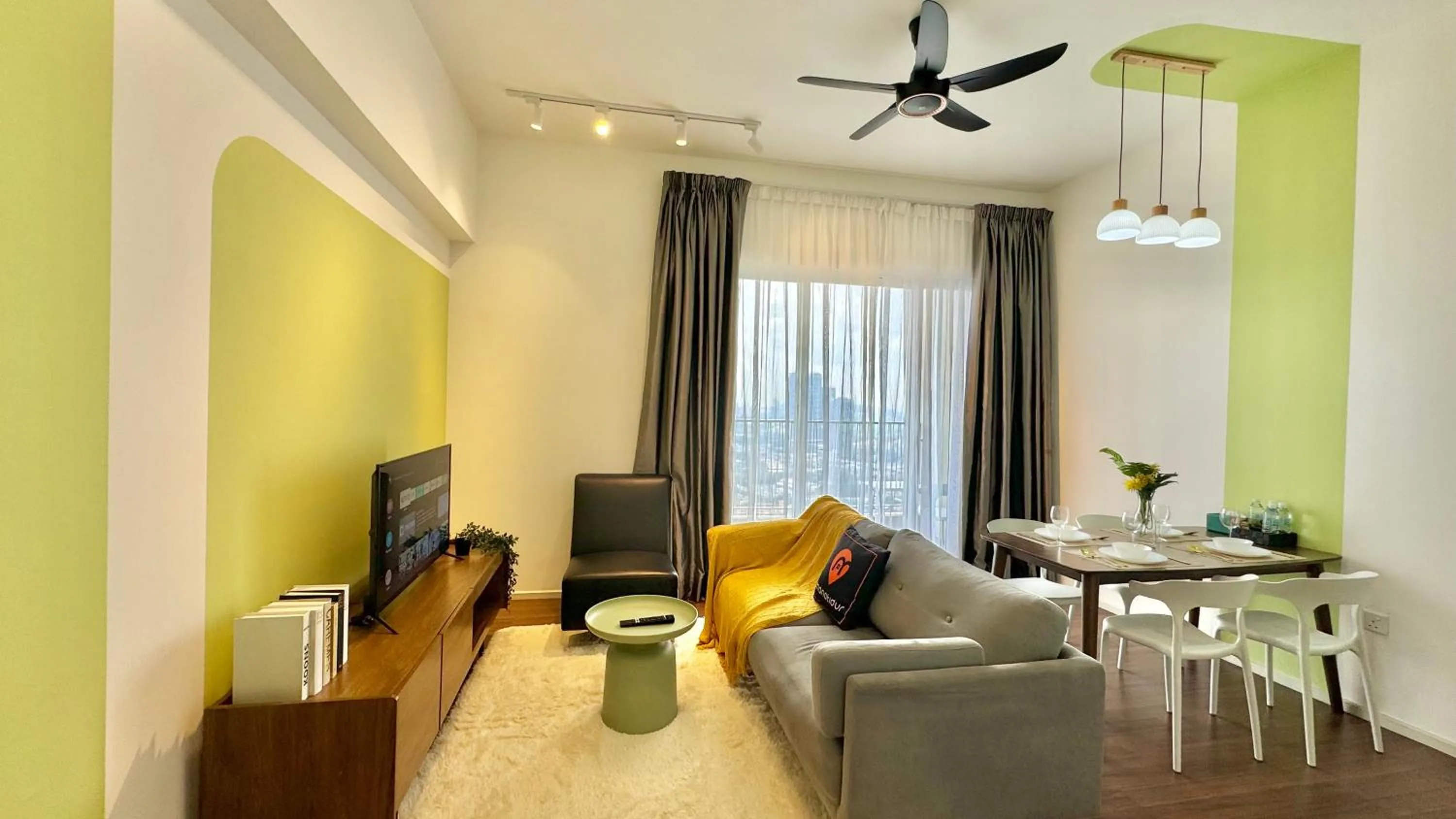 TV and multimedia in UNA Serviced Apartment by manatidur