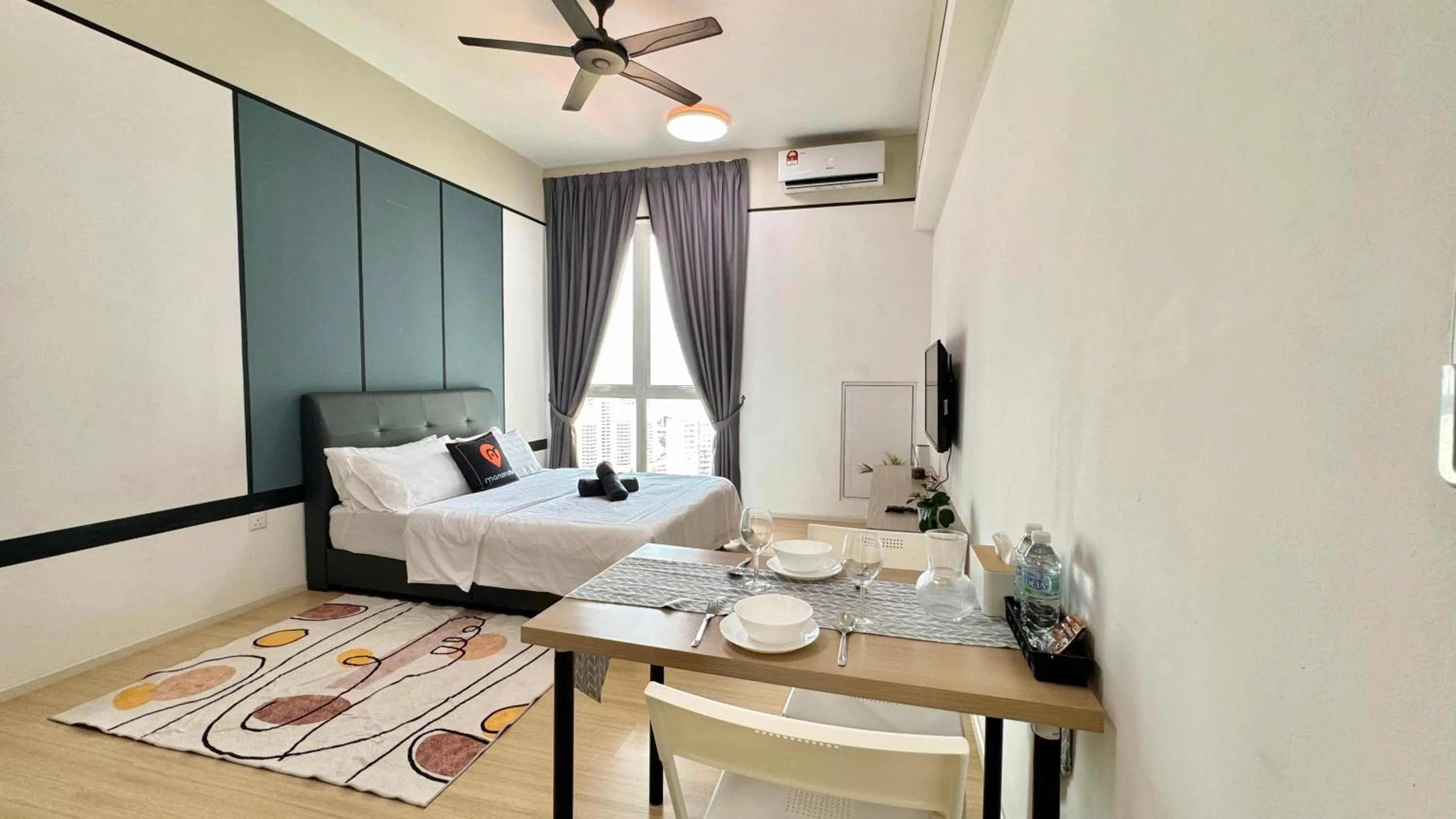 Dining area, Bed in UNA Serviced Apartment by manatidur