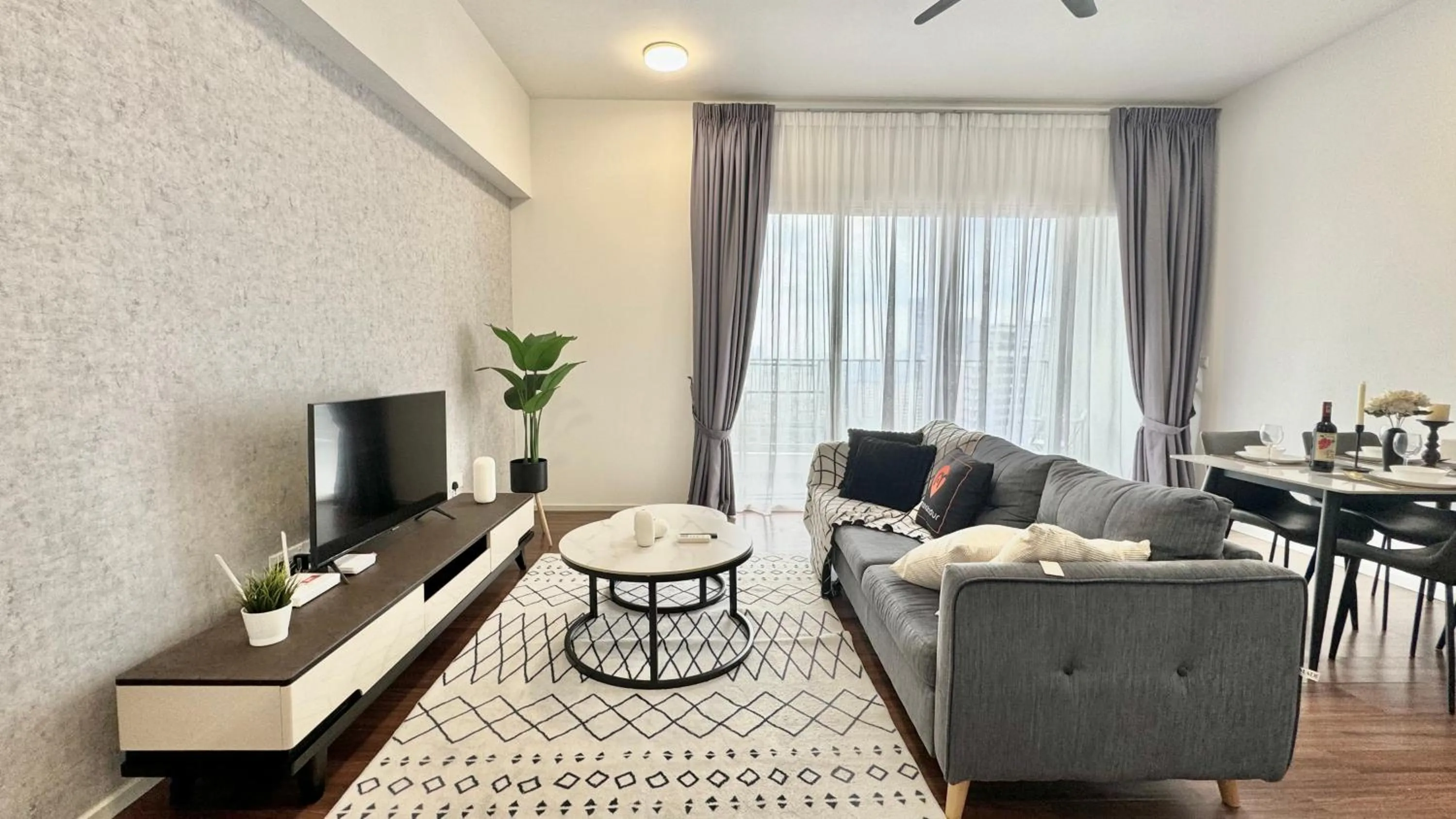 Living room in UNA Serviced Apartment by manatidur